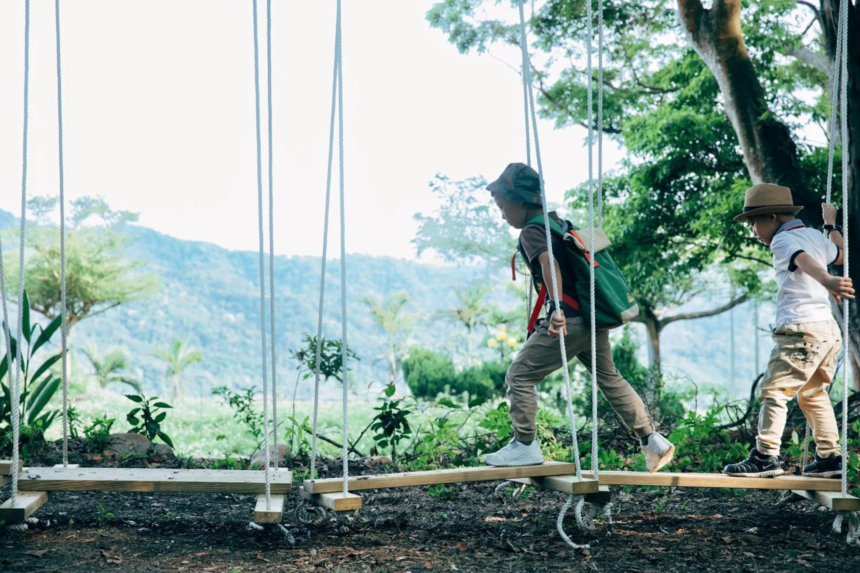 People in Green Wave Sanyi BY REINDEER