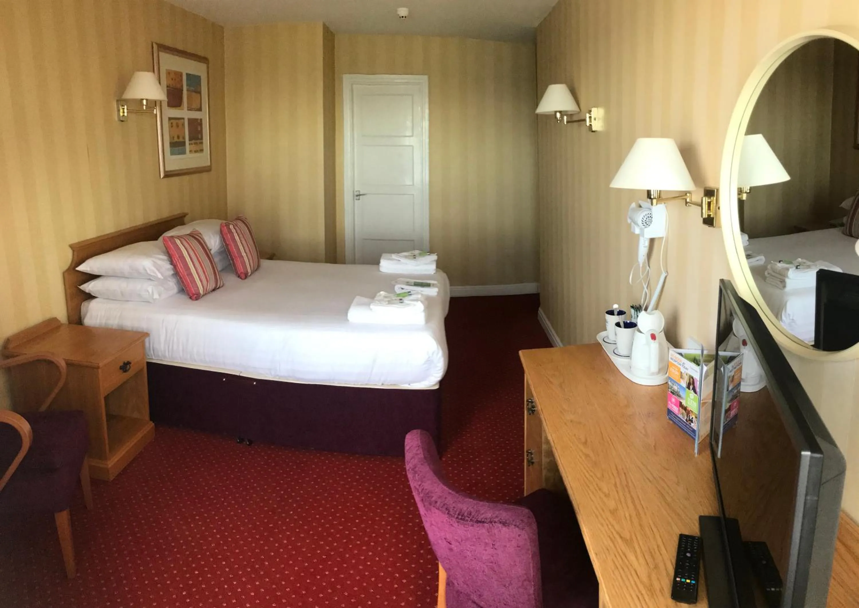 Photo of the whole room, Bed in Monarch Hotel