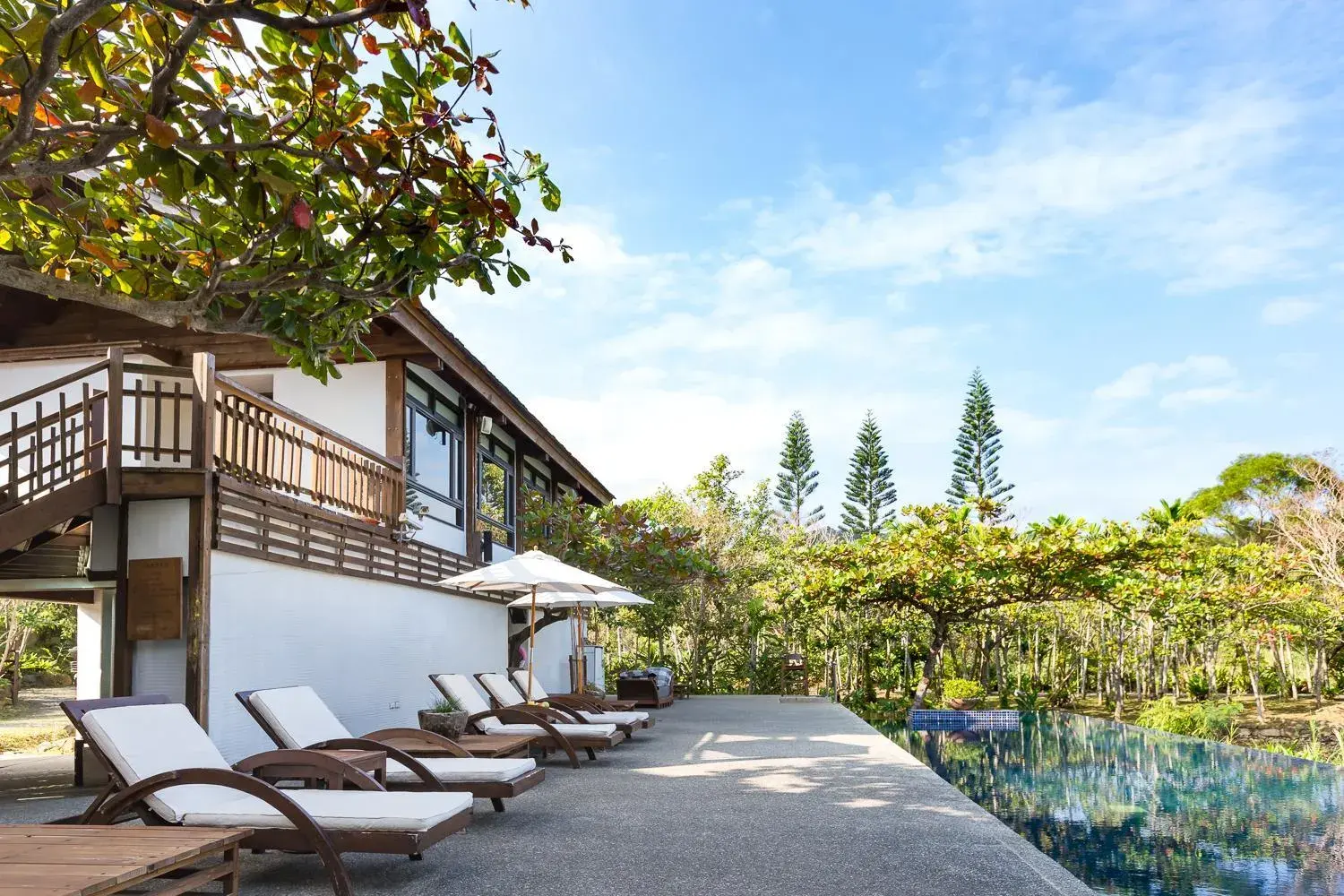 Pool view in Mudanwan Villa Pool view in Mudanwan Villa