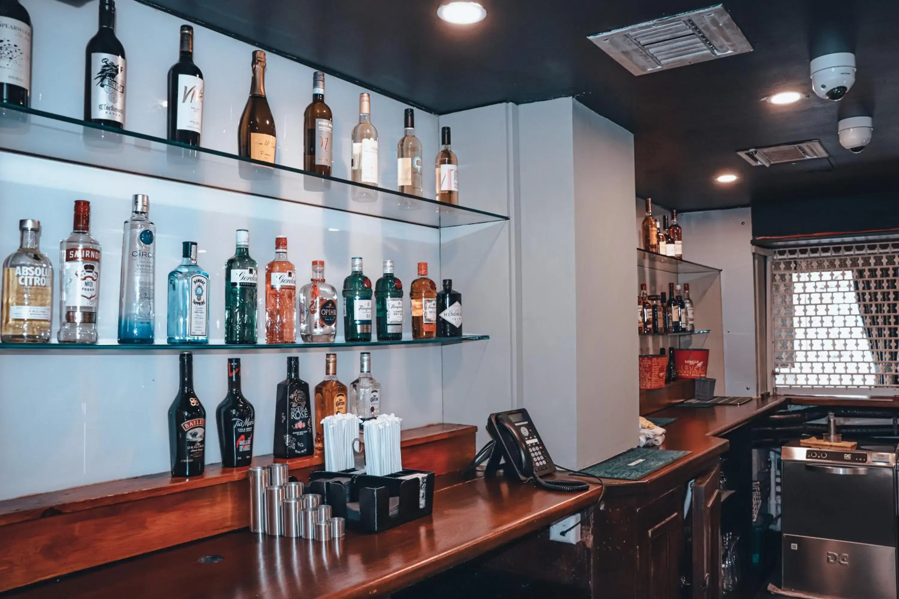 Lounge or bar in Thames Riviera Hotel, Sure Hotel Collection by Best Western Lounge or bar in Thames Riviera Hotel, Sure Hotel Collection by Best Western