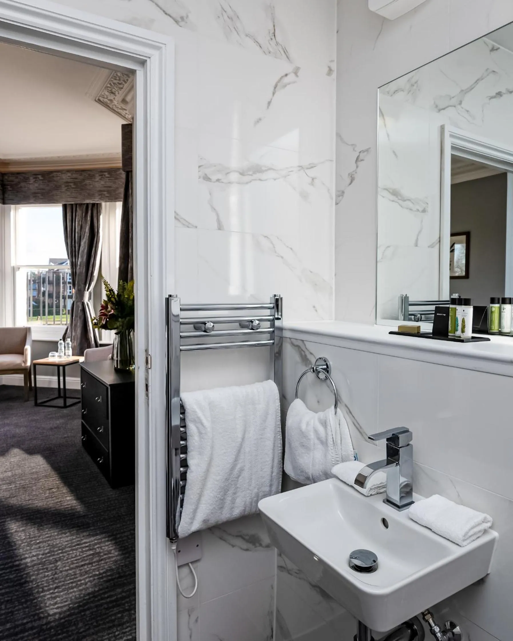 Bathroom, Bed in Thames Riviera Hotel, Sure Hotel Collection by Best Western