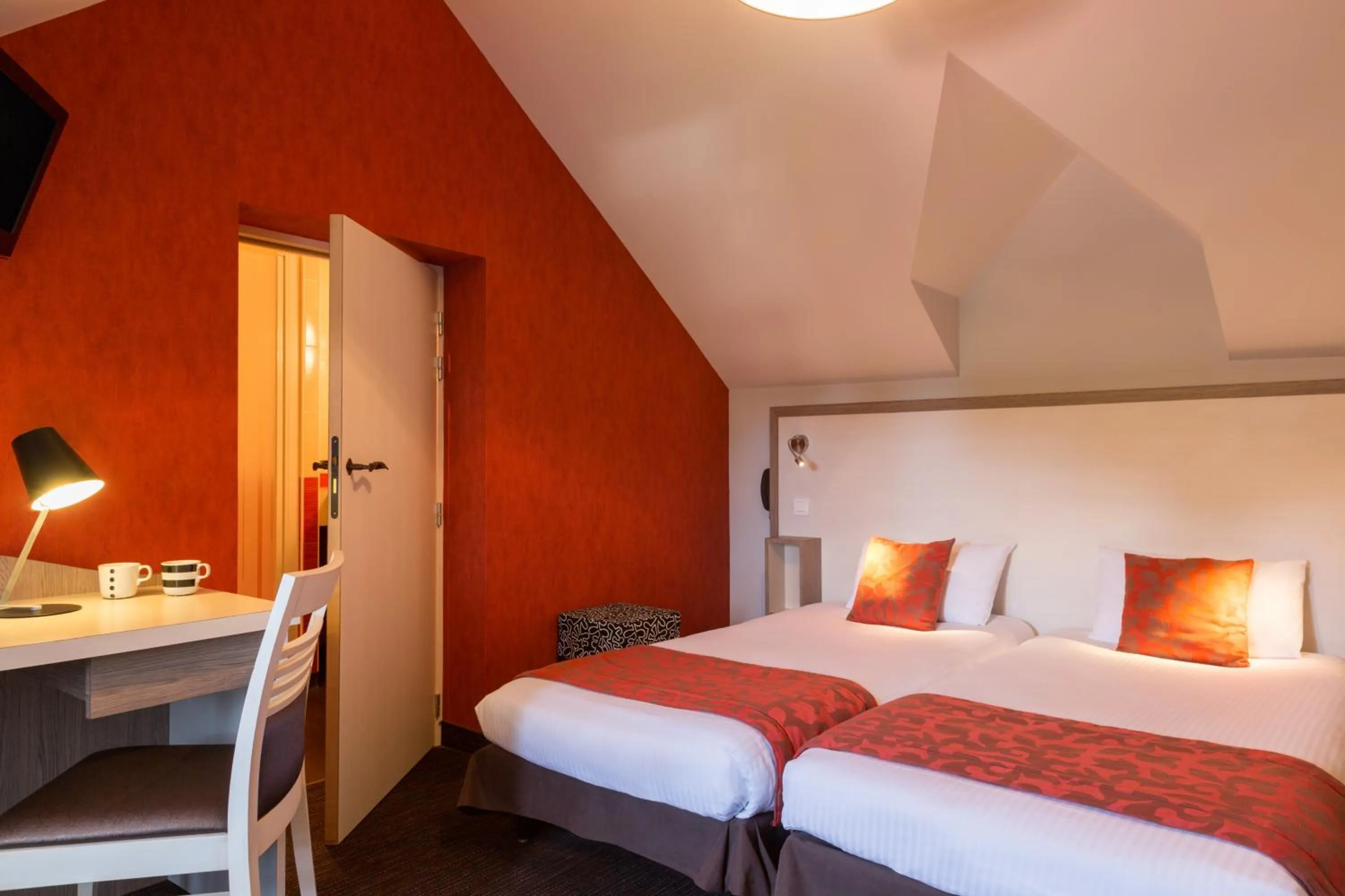 Shower, Bed in Domaine Le Martinet, The Originals Relais