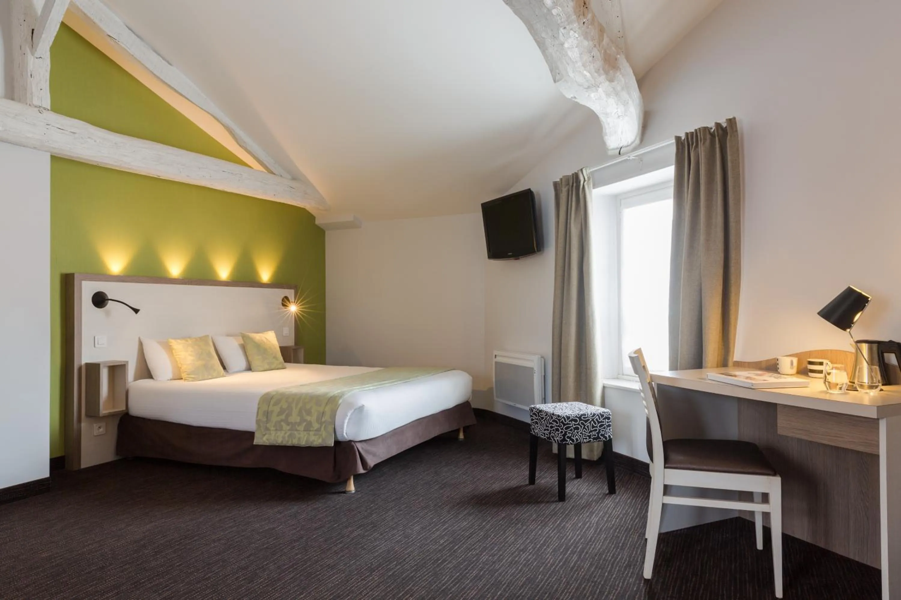 Shower, Bed in Domaine Le Martinet, The Originals Relais