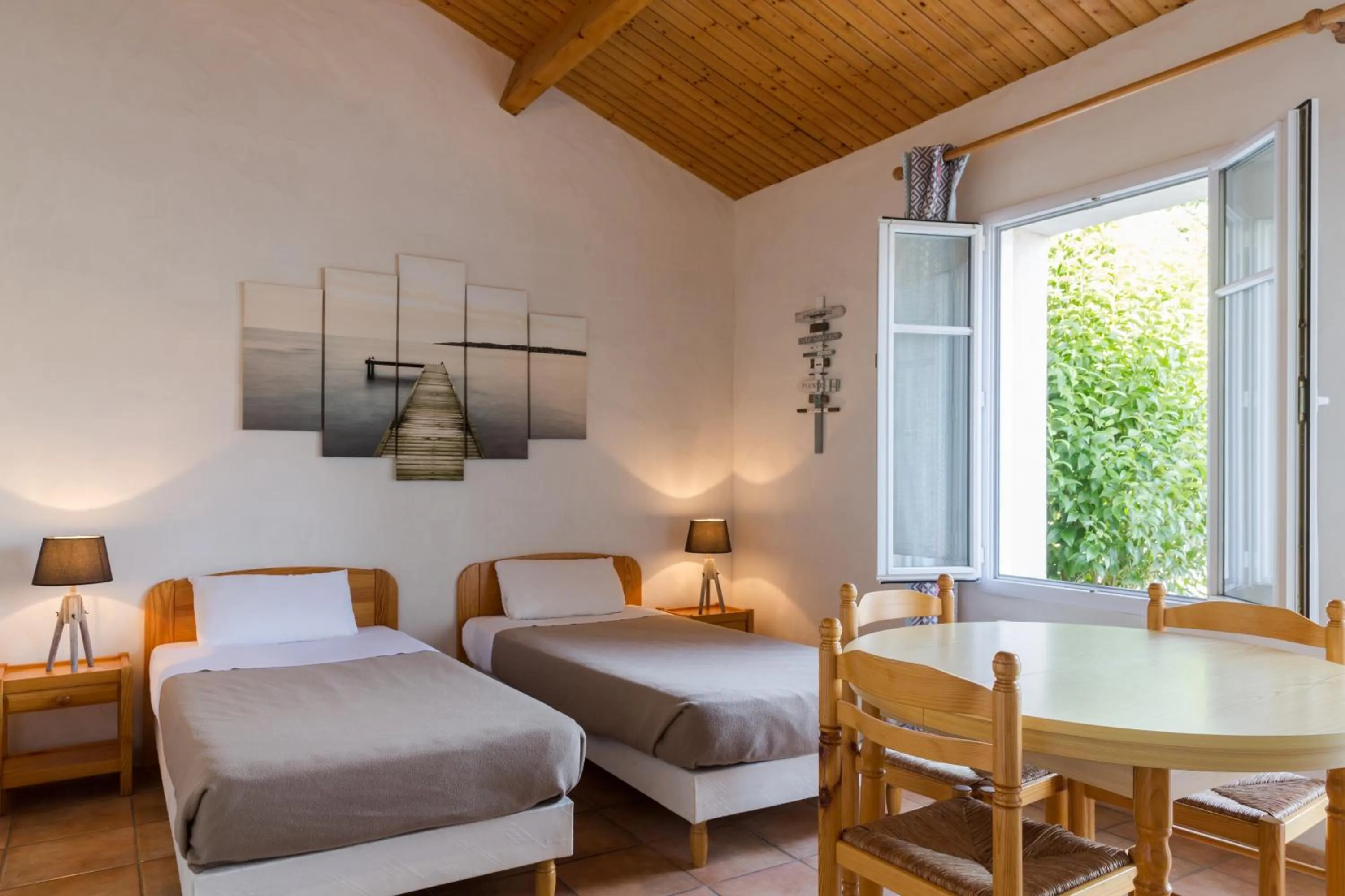 Shower, Bed in Domaine Le Martinet, The Originals Relais