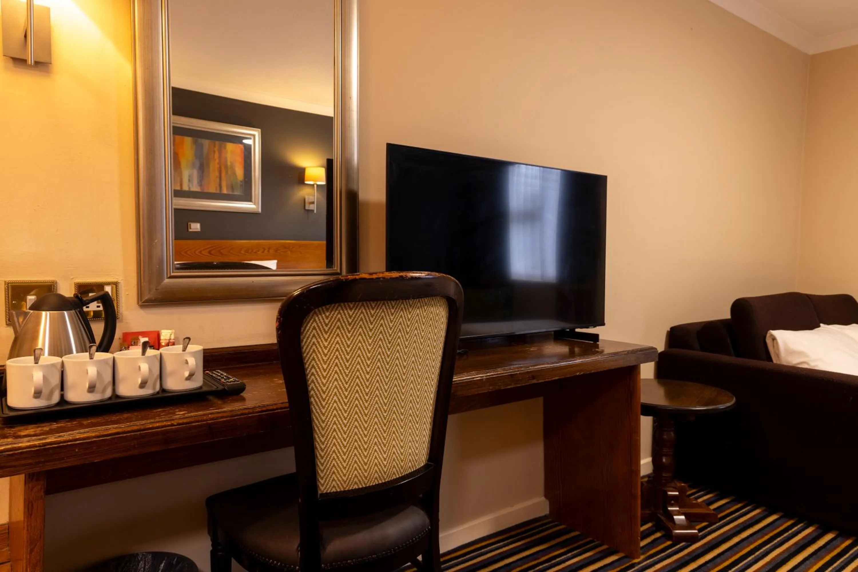 TV and multimedia, Bed in Weathervane Hotel by Greene King Inns