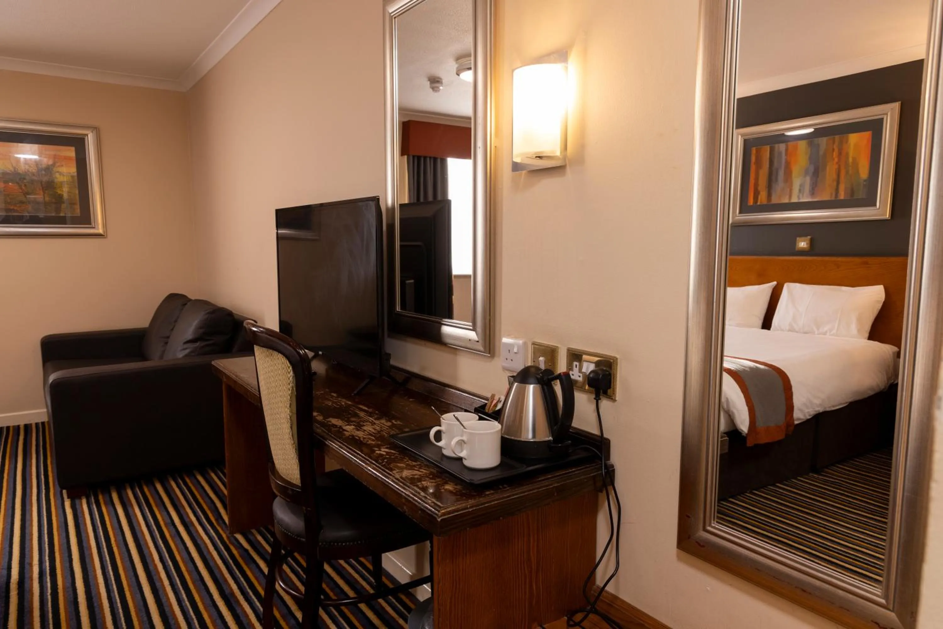 Coffee/tea facilities, Bed in Weathervane Hotel by Greene King Inns