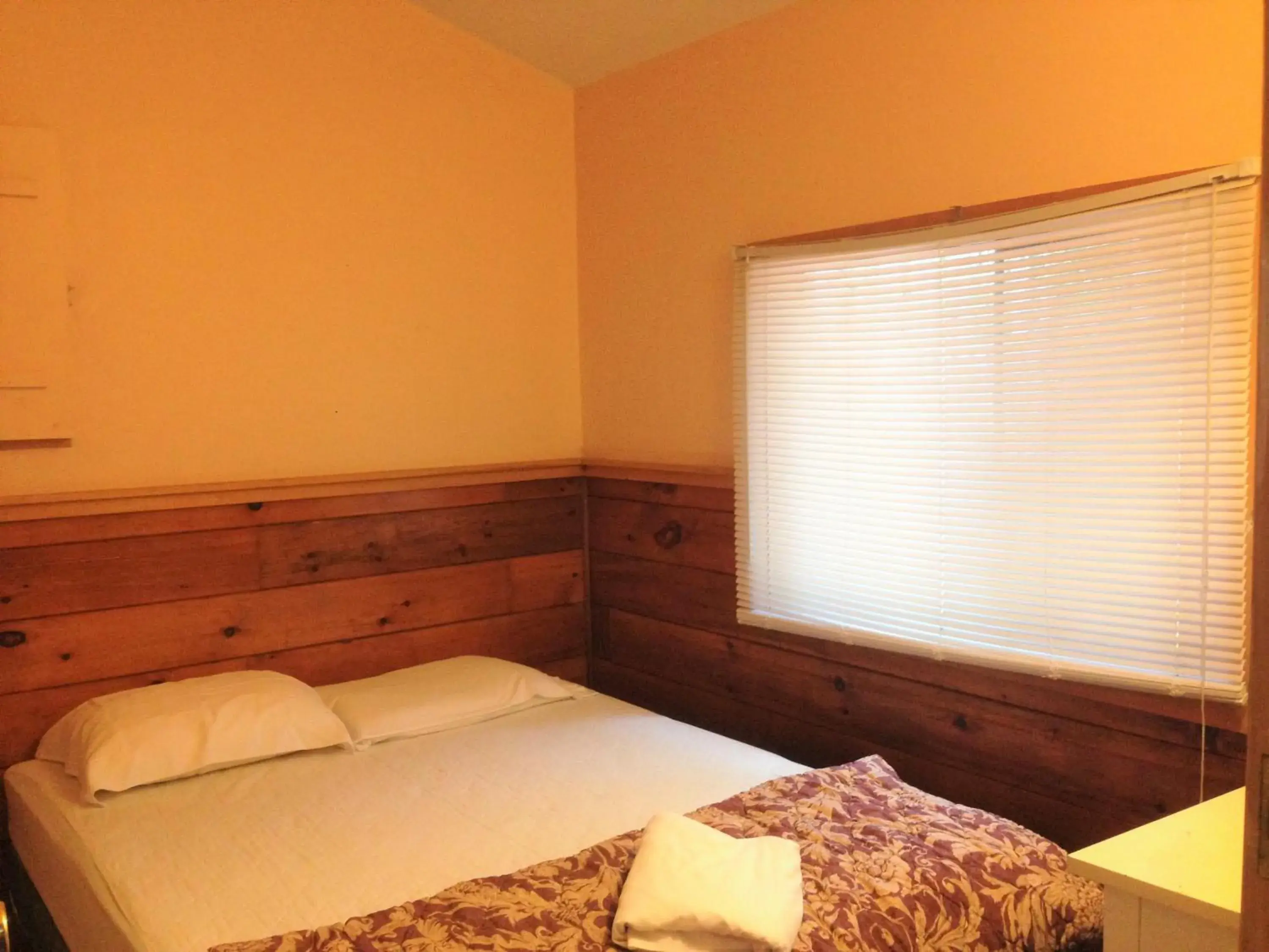 Bed in High Falls Bay Cottages, Camping & Waterpark