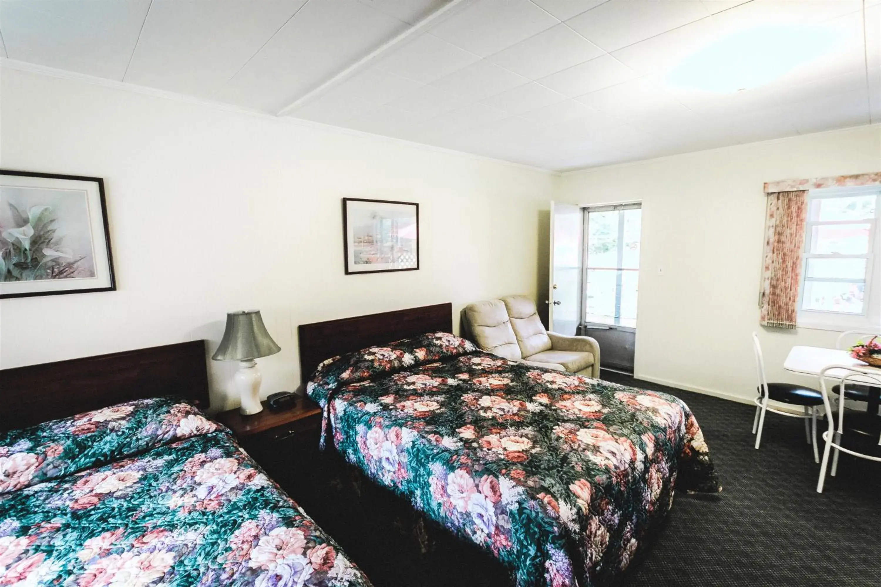 TV and multimedia, Bed in High Falls Bay Cottages, Camping & Waterpark