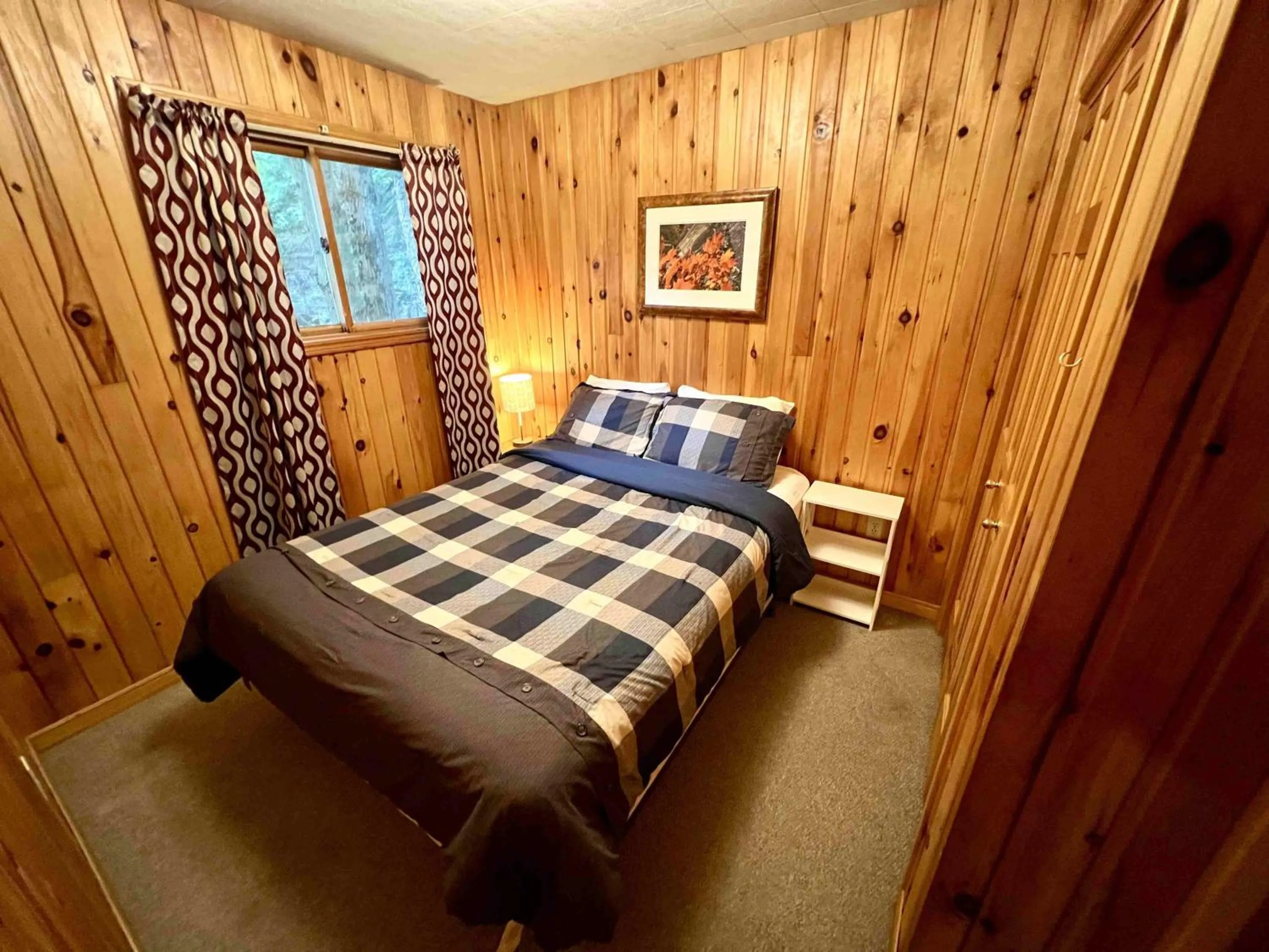 Bed in High Falls Bay Cottages, Camping & Waterpark