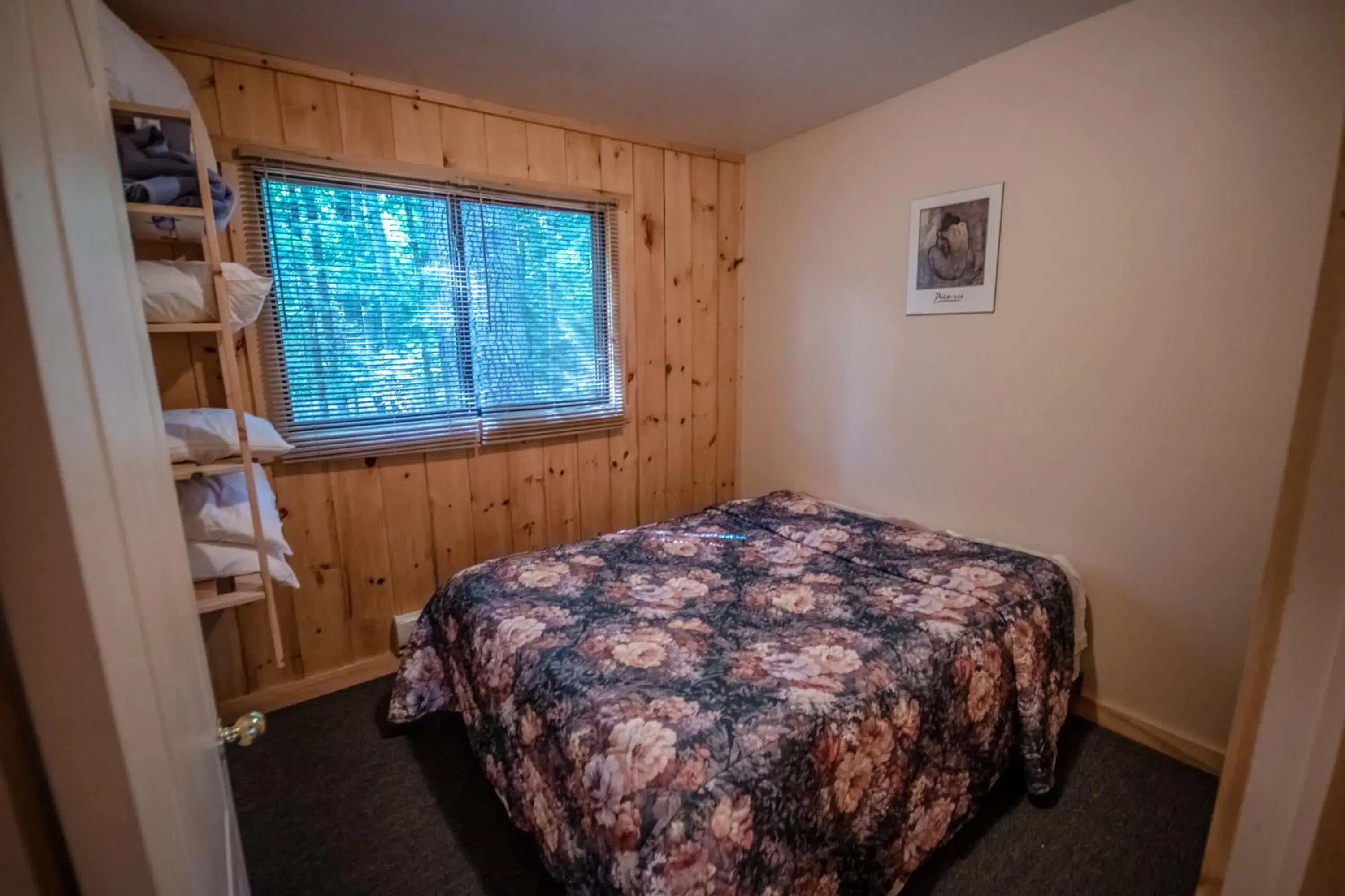 Summer, Bed in High Falls Bay Cottages, Camping & Waterpark