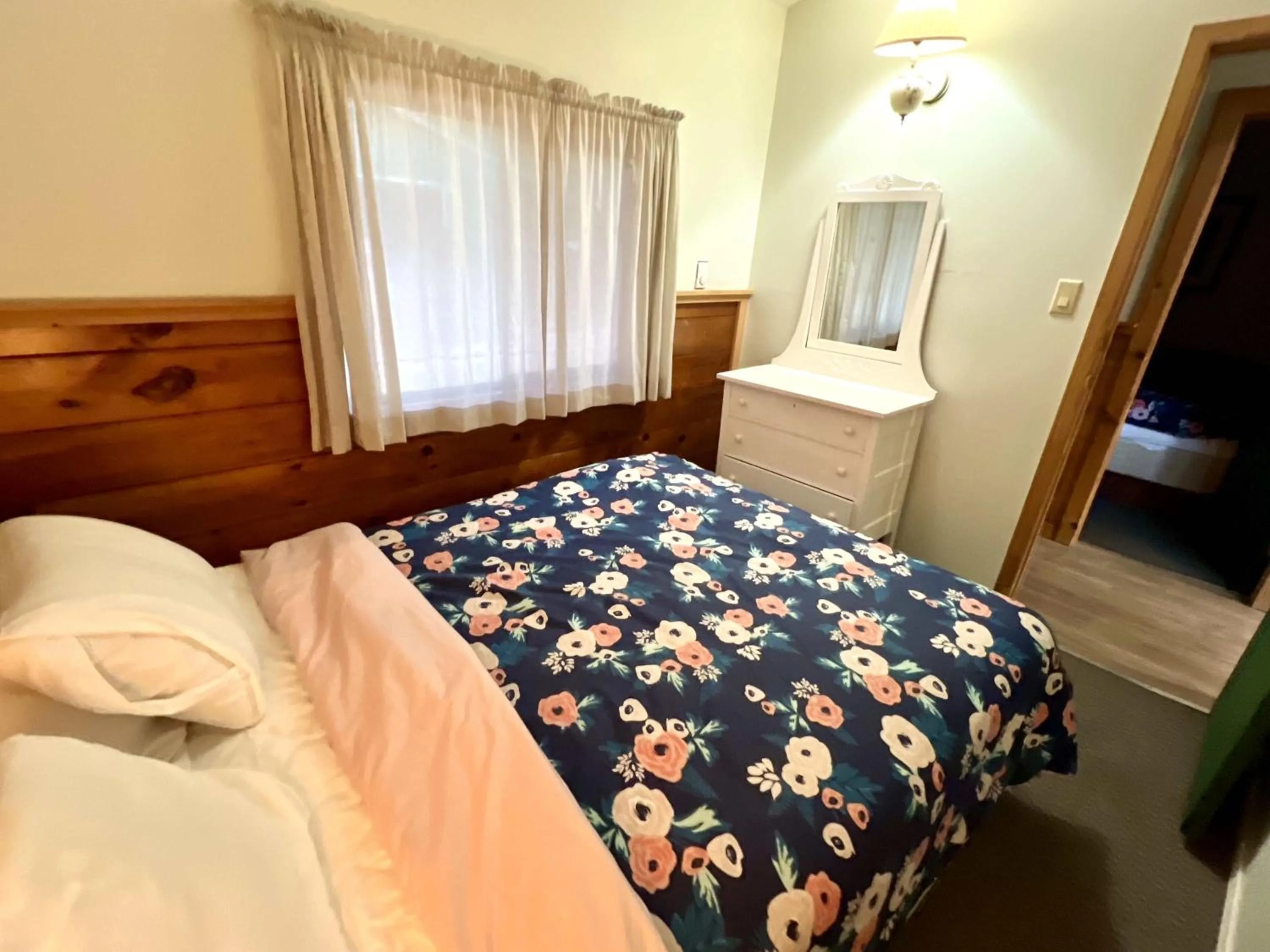 Bed in High Falls Bay Cottages, Camping & Waterpark