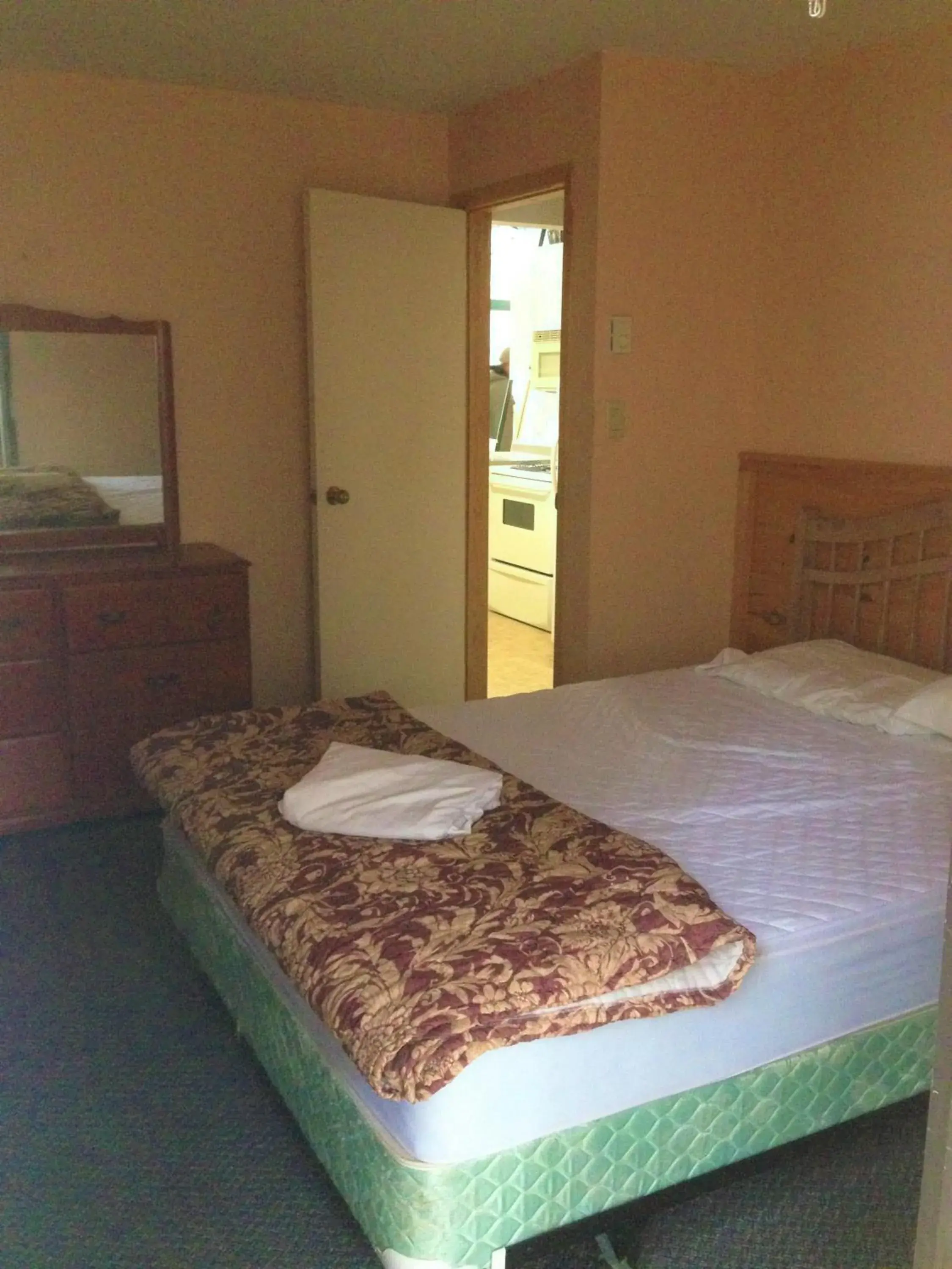 Photo of the whole room, Bed in High Falls Bay Cottages, Camping & Waterpark