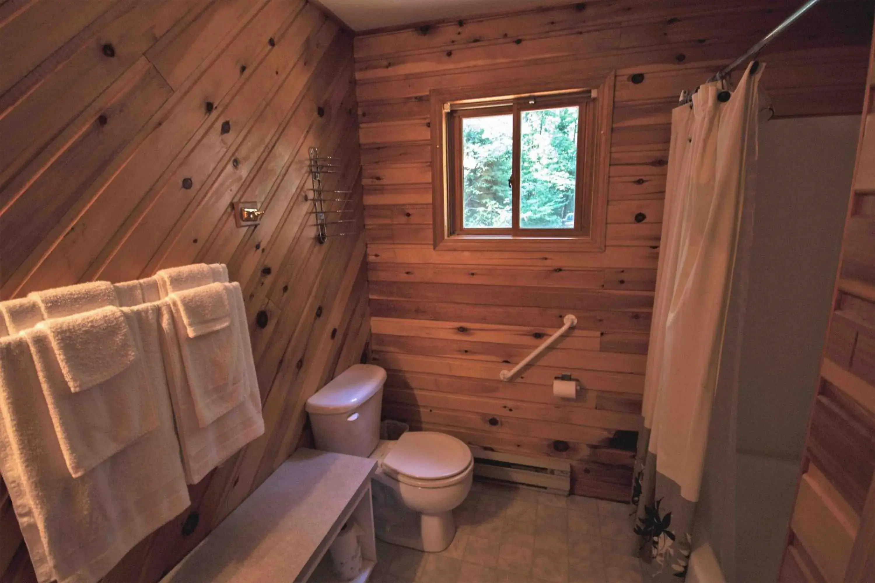 Shower, Bathroom in High Falls Bay Cottages, Camping & Waterpark
