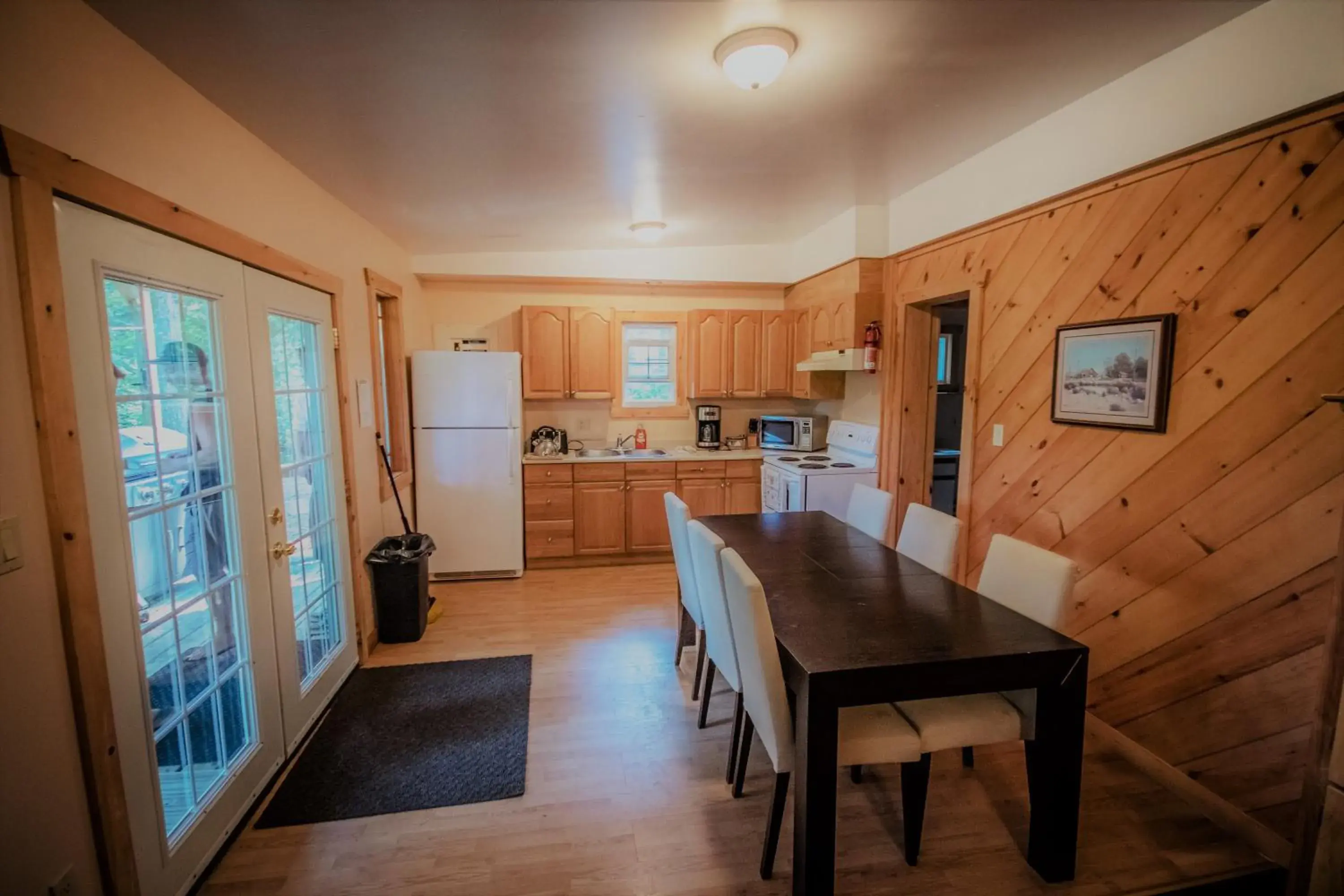 Kitchen or kitchenette, Dining Area in High Falls Bay Cottages, Camping & Waterpark
