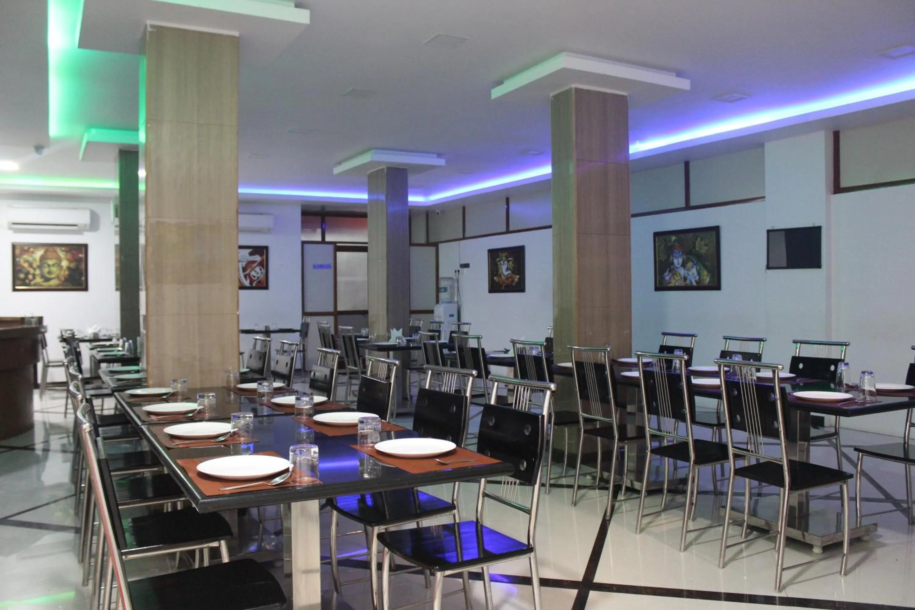 Restaurant/places to eat in Hotel Ashoka
