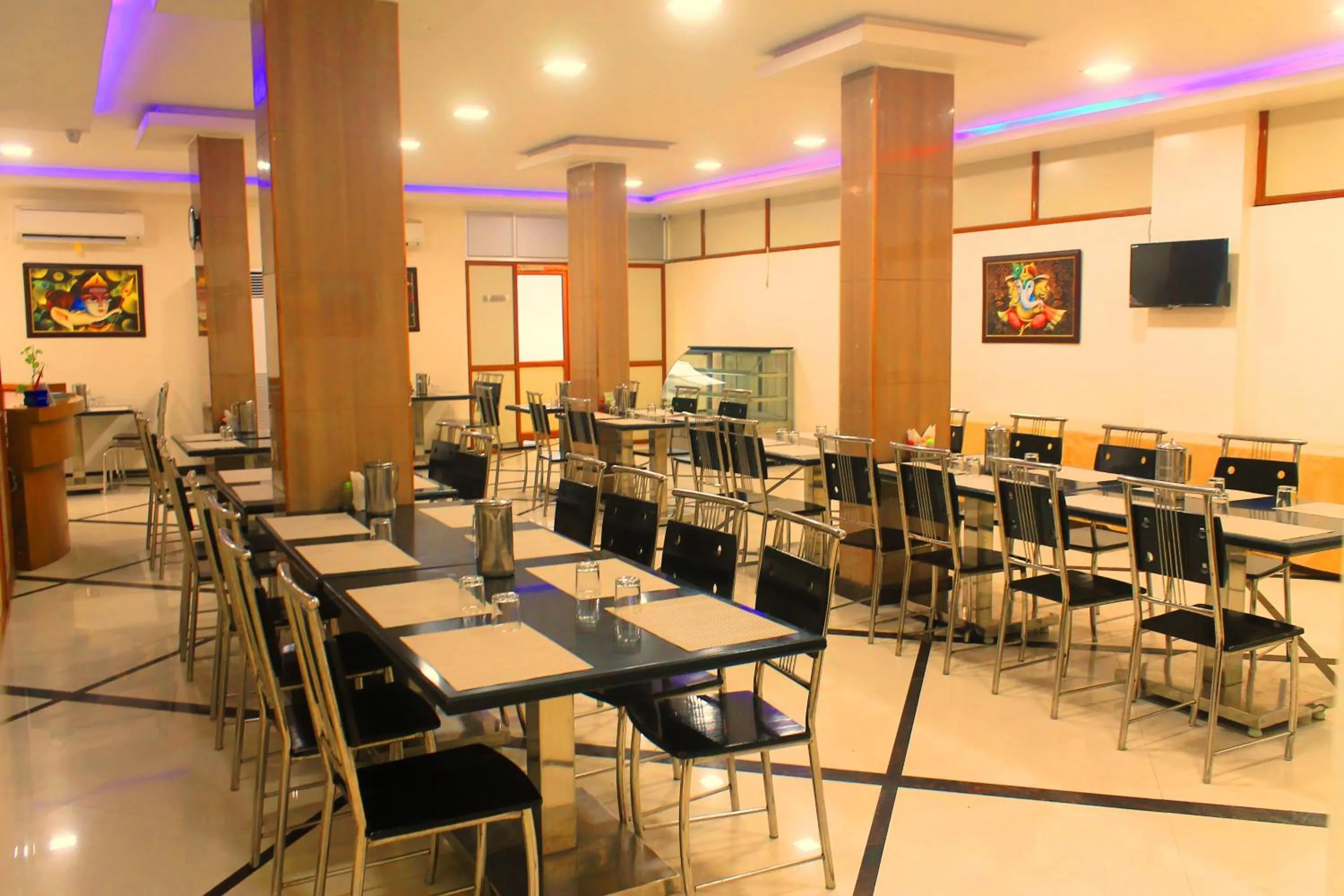 Restaurant/places to eat in Hotel Ashoka