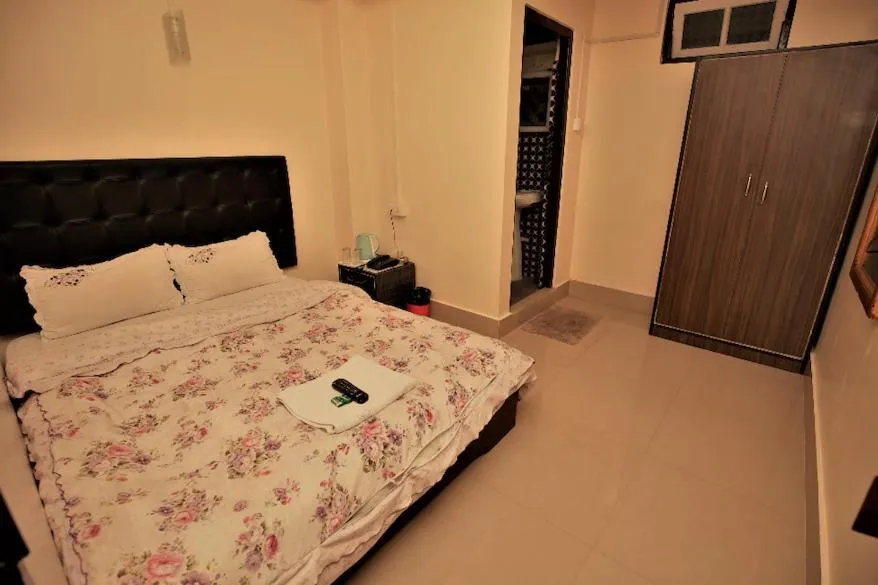 Photo of the whole room, Bed in The Griffon's Nest