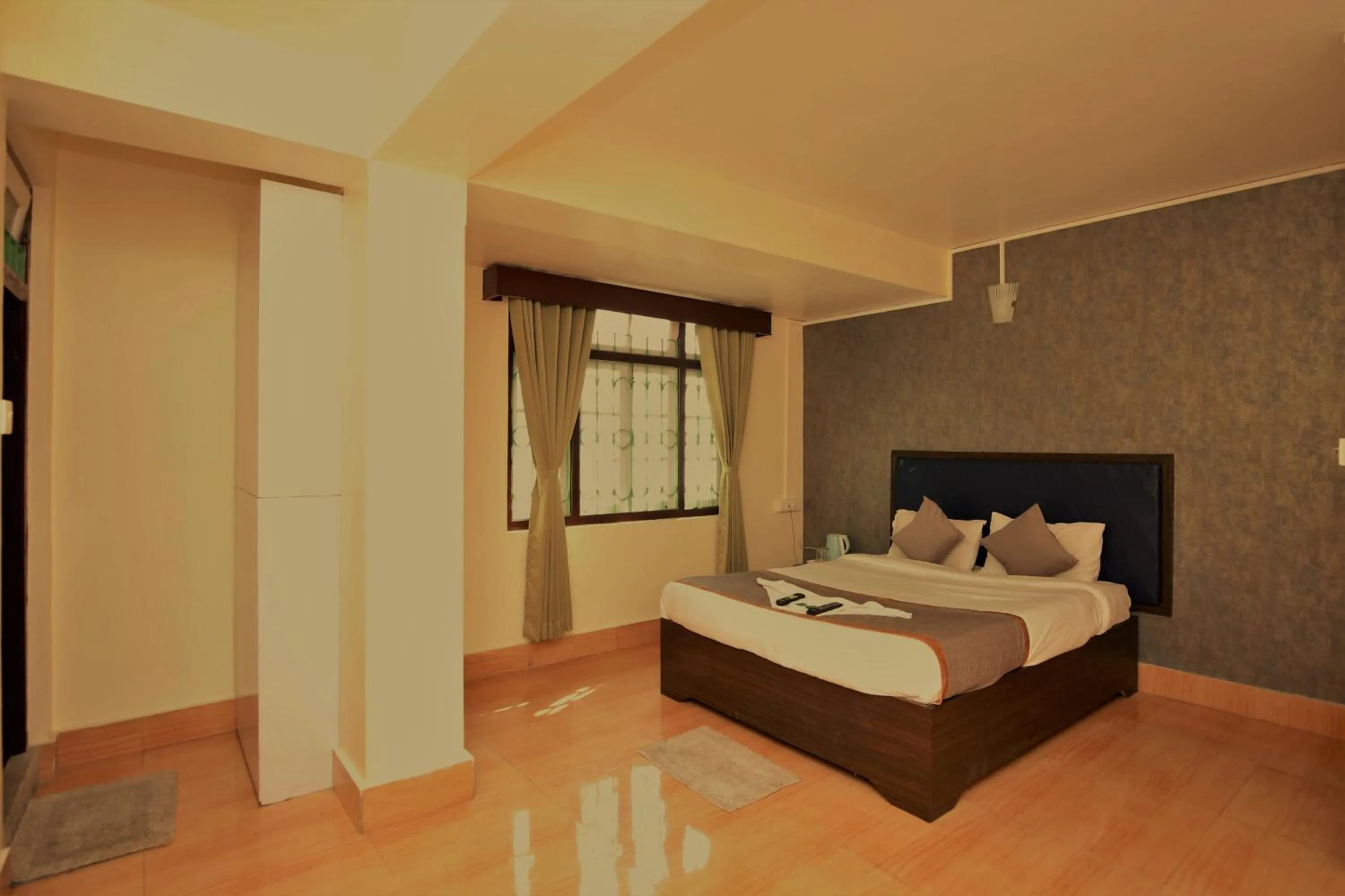 Photo of the whole room, Bed in The Griffon's Nest