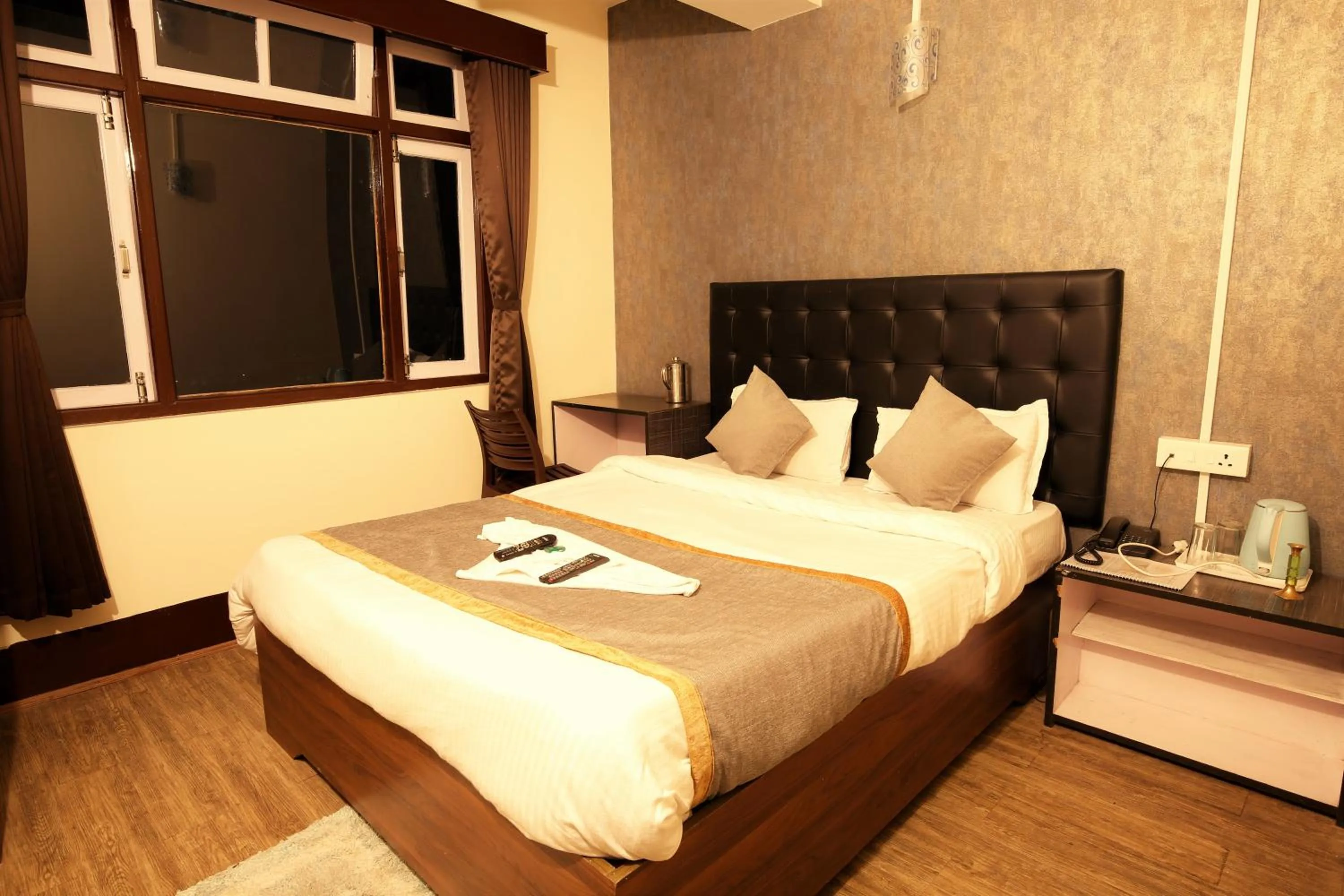 Photo of the whole room, Bed in The Griffon's Nest