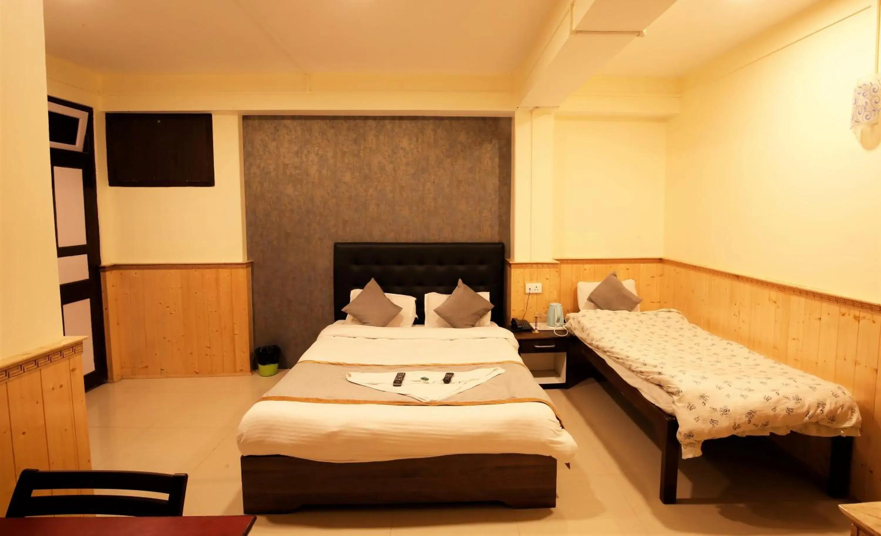 Photo of the whole room, Bed in The Griffon's Nest Photo of the whole room, Bed in The Griffon's Nest