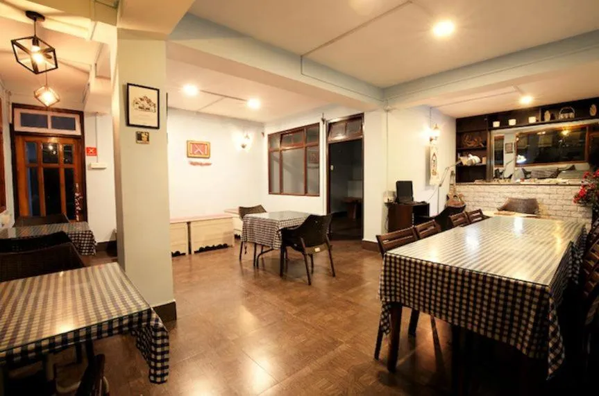 Restaurant/places to eat in The Griffon's Nest