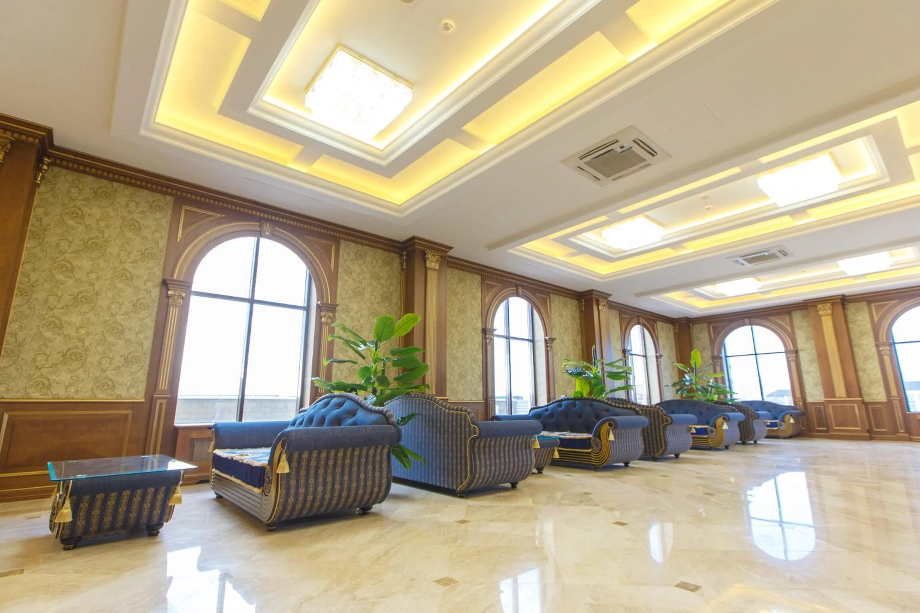 Communal lounge/ TV room in Sultan Palace Hotel