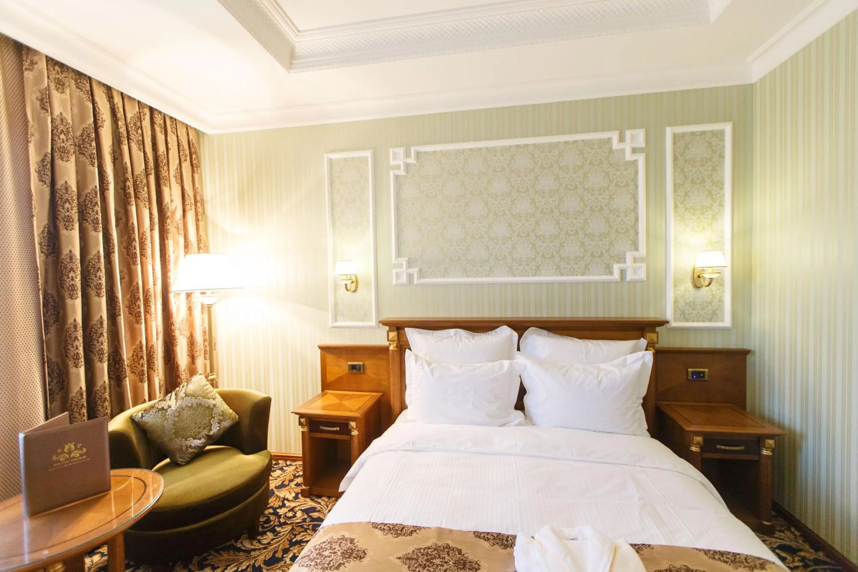 Bedroom, Bed in Sultan Palace Hotel