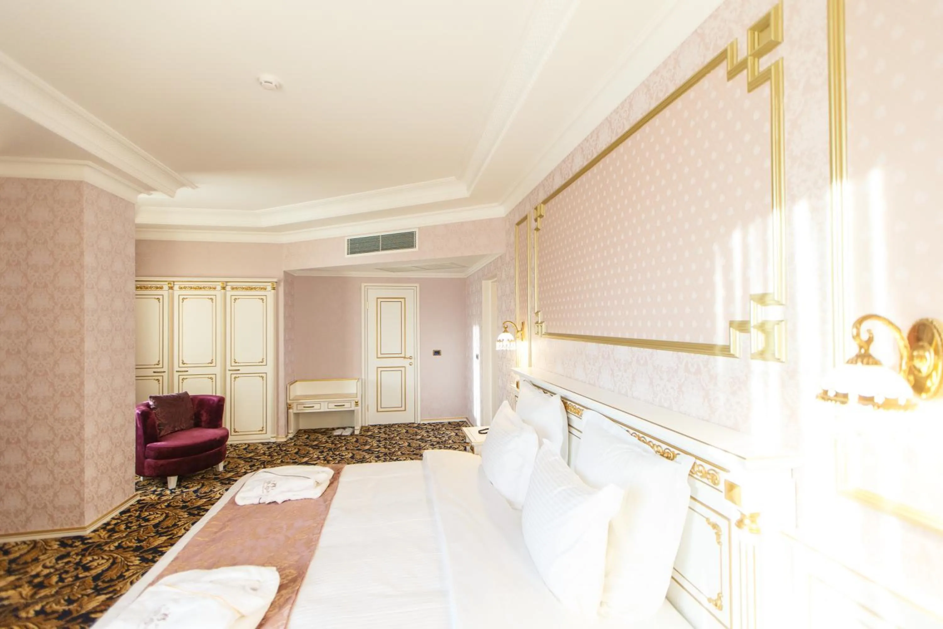 Photo of the whole room, Bed in Sultan Palace Hotel