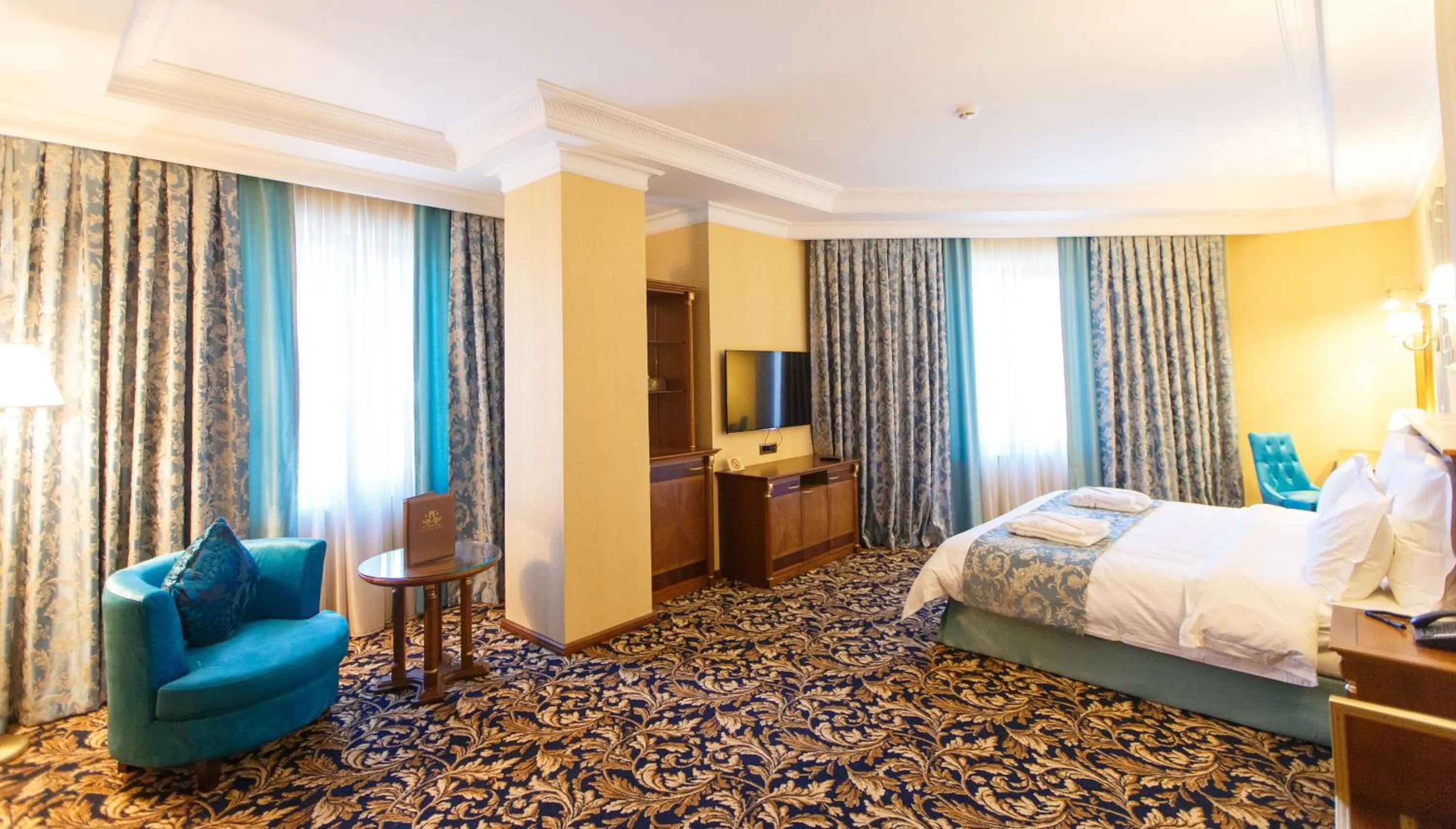 Photo of the whole room, Bed in Sultan Palace Hotel