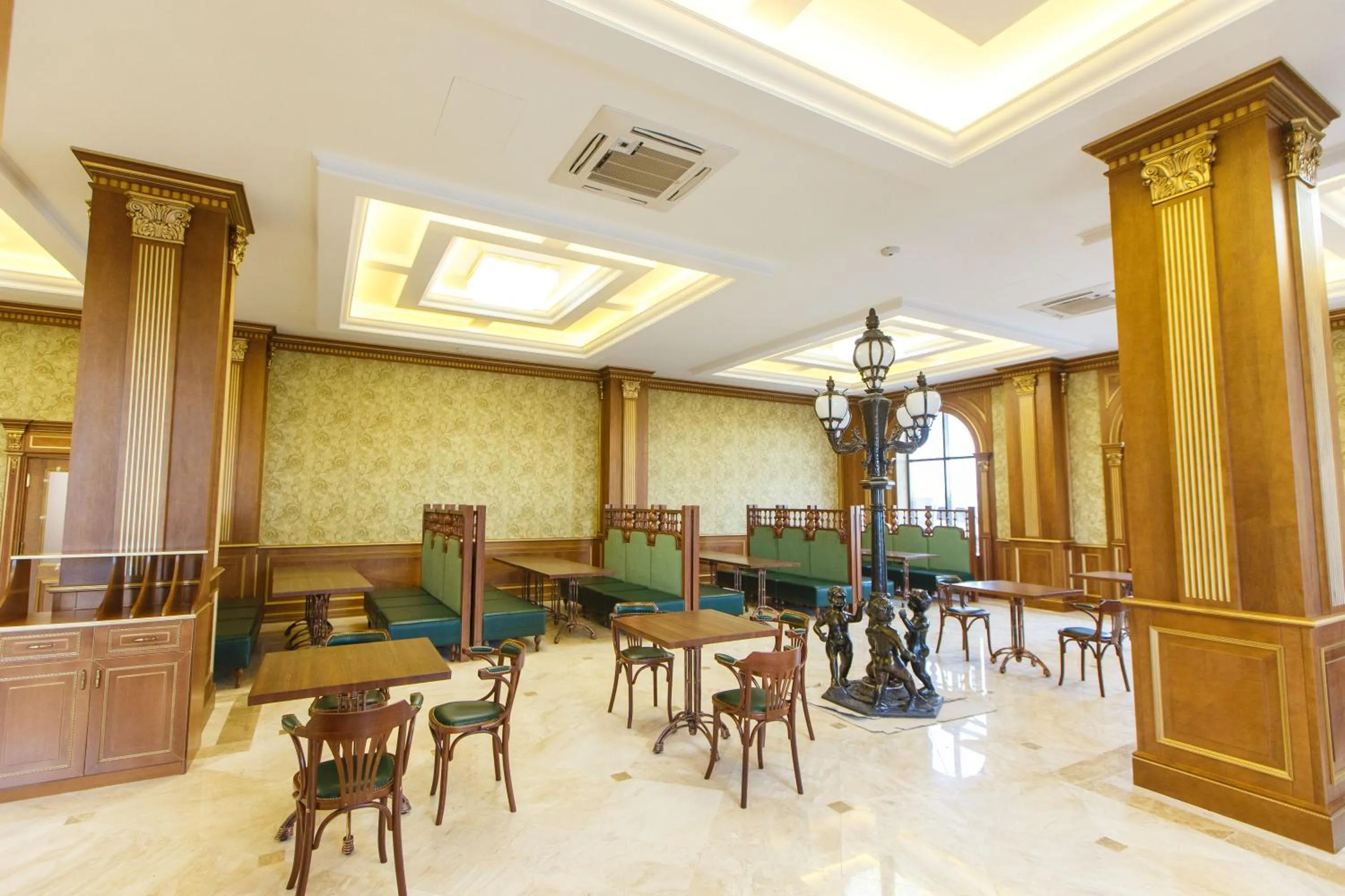 Restaurant/places to eat in Sultan Palace Hotel