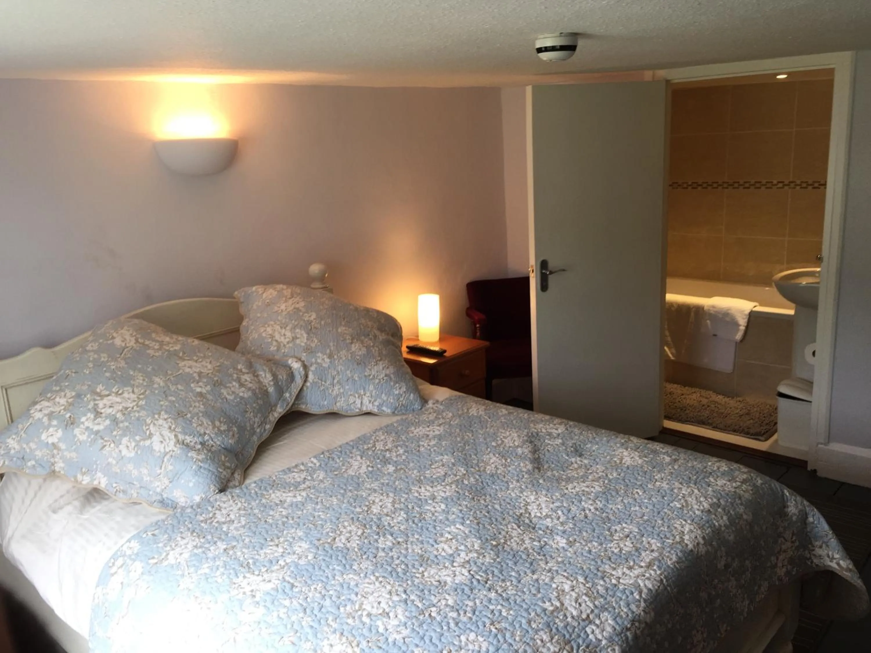 Bedroom in Red Lion Inn