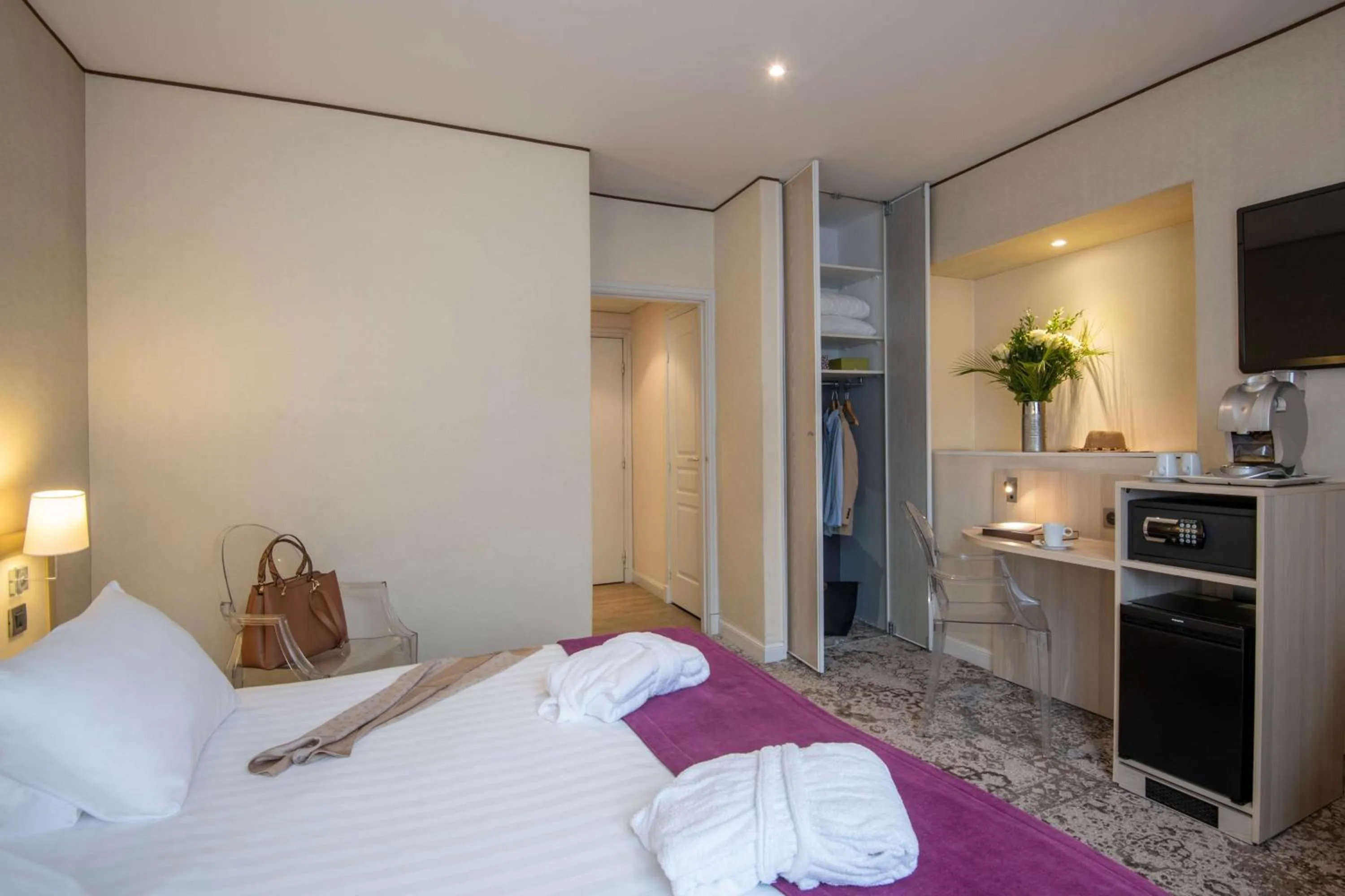 Superior Room with Queen Bed and Sofa Bed - Non-Smoking in Best Western Alba