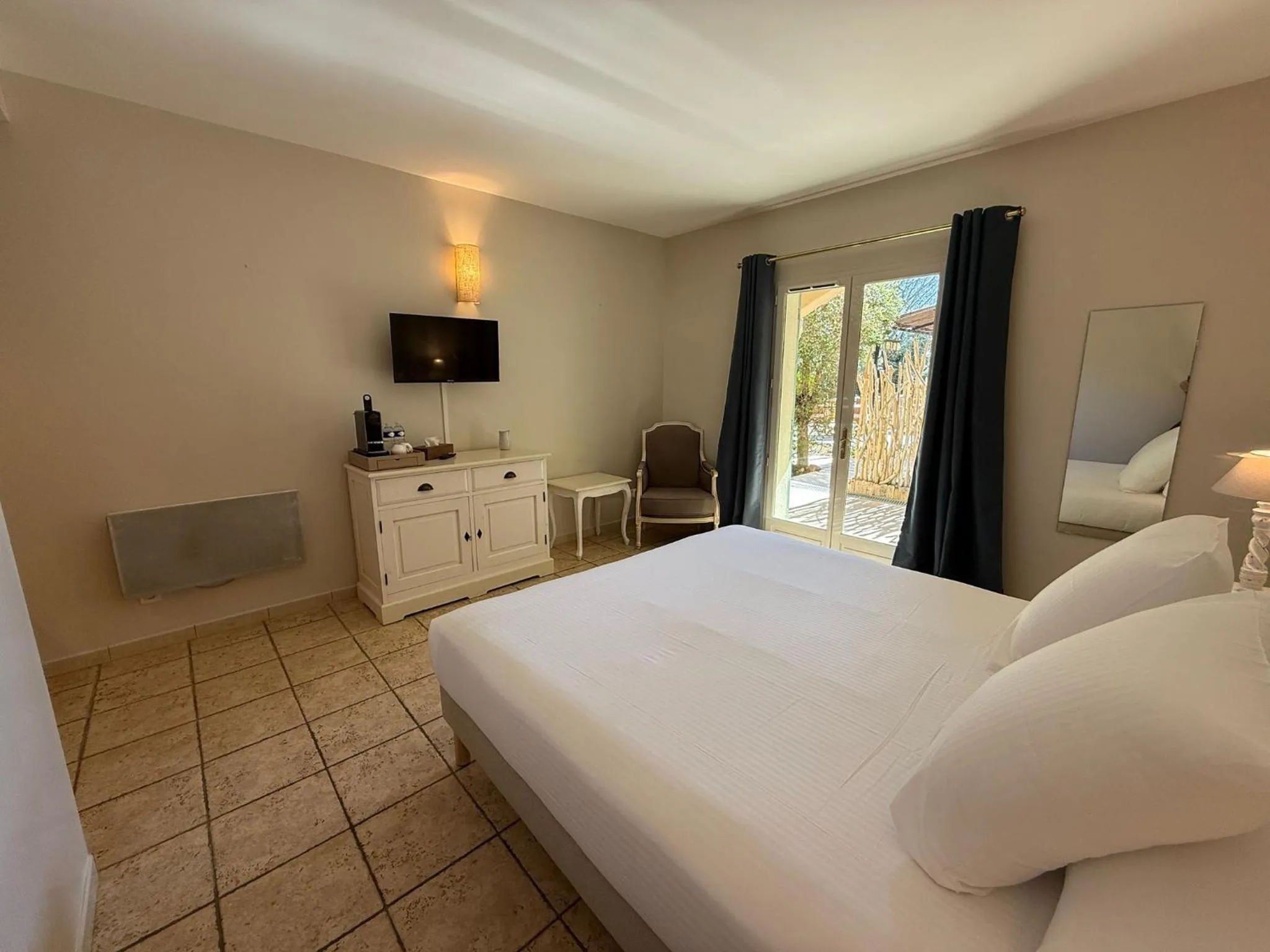 Photo of the whole room, Bed in CÉRÈS - Boutique-Hôtel & Spa