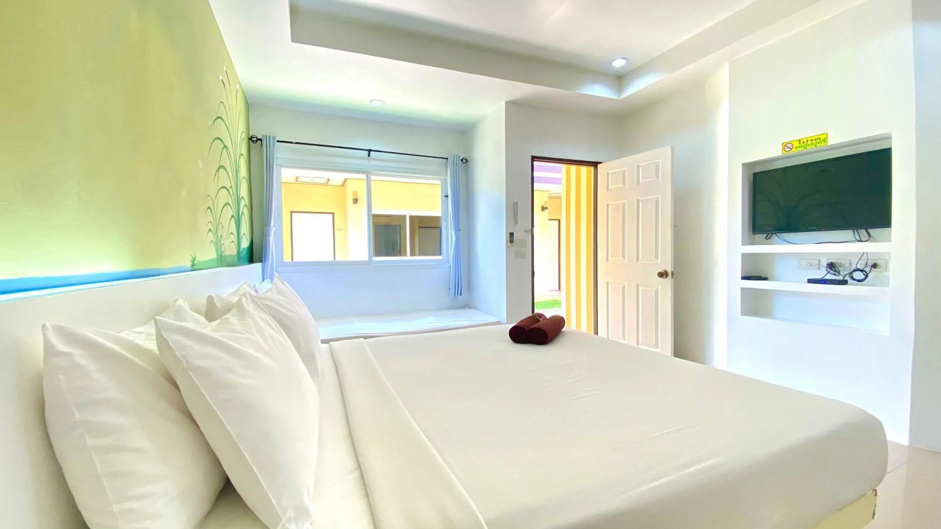 Shower, Bed in Kuapa Resort