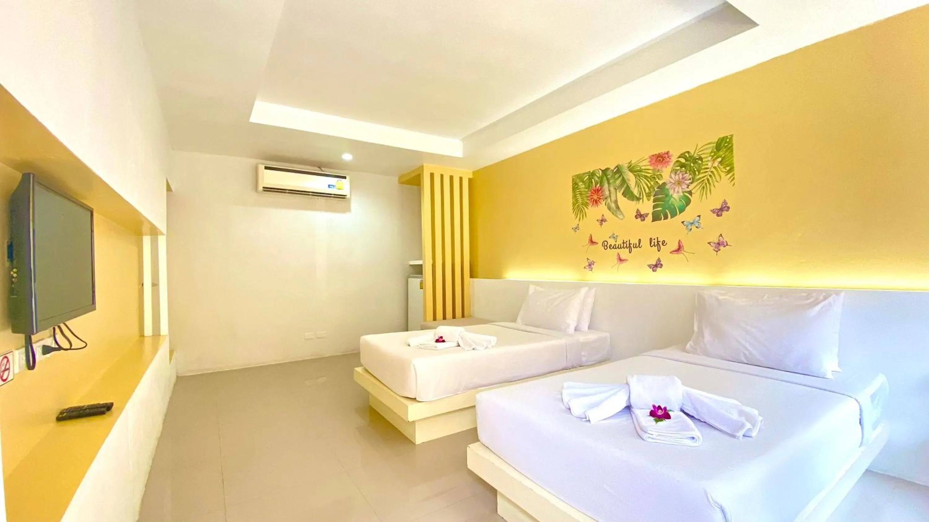 Shower, Bed in Kuapa Resort