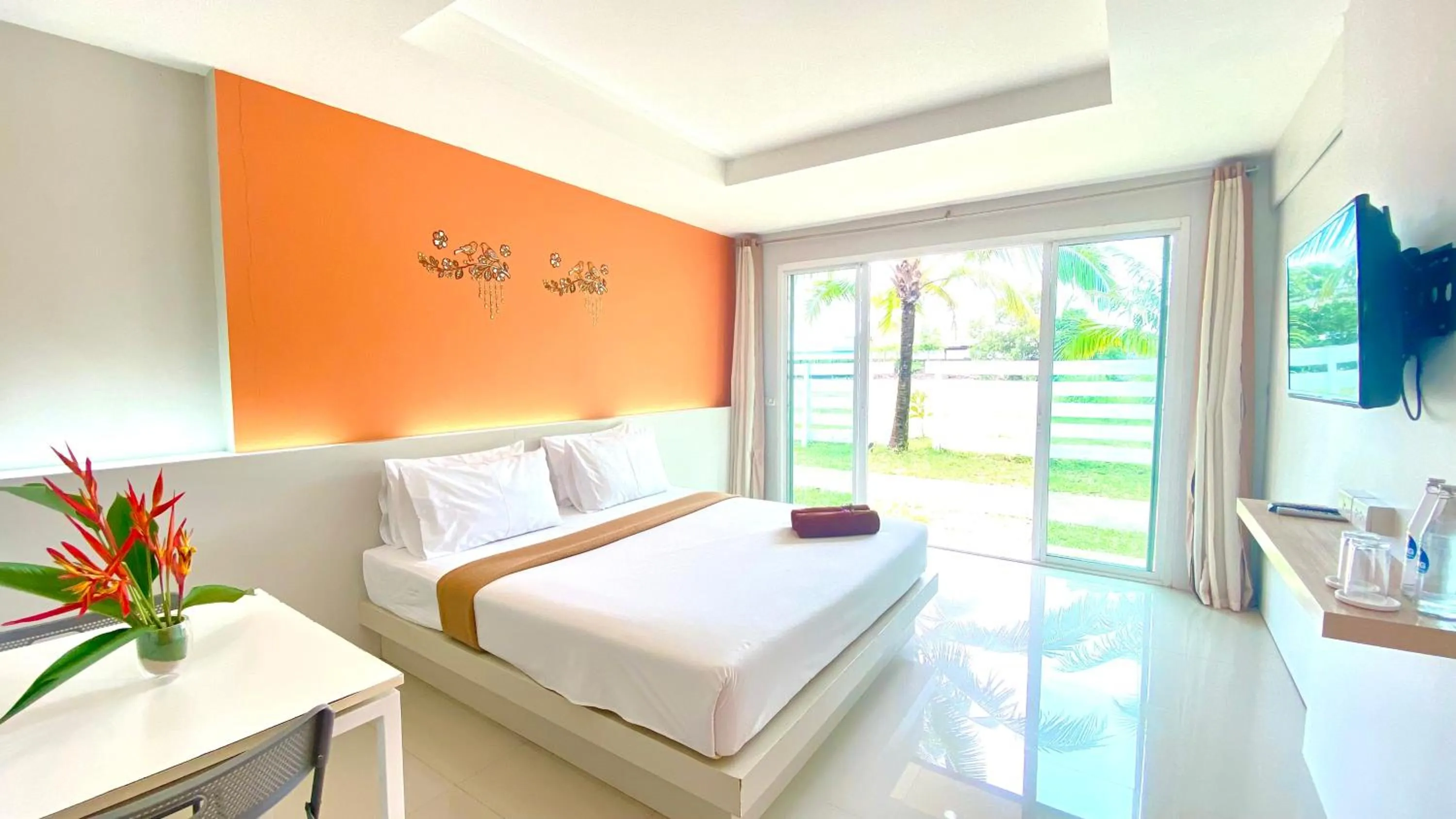 Shower, Bed in Kuapa Resort