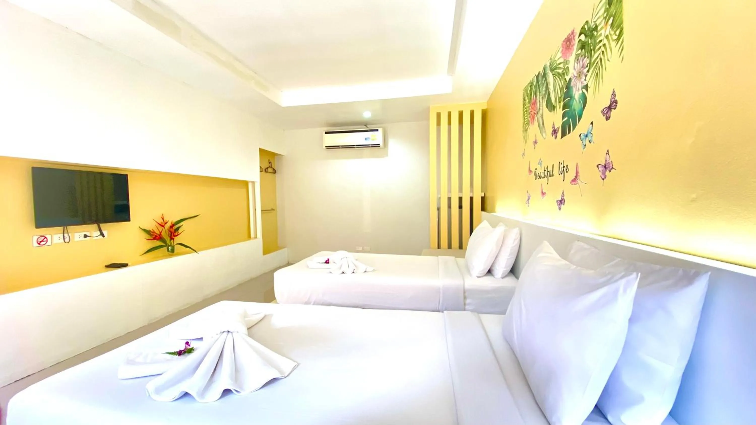 Shower, Bed in Kuapa Resort