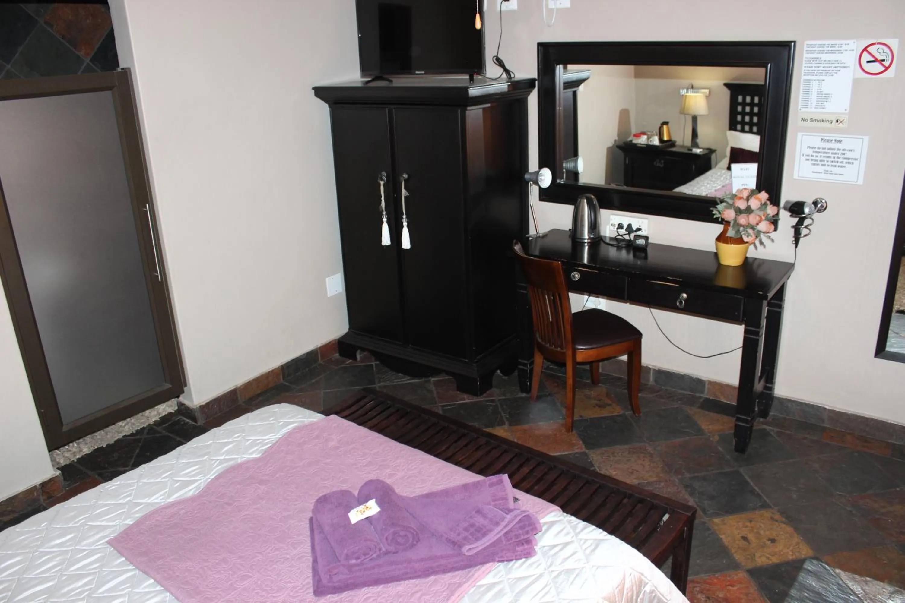 TV and multimedia, Bed in Royal Game Guest House