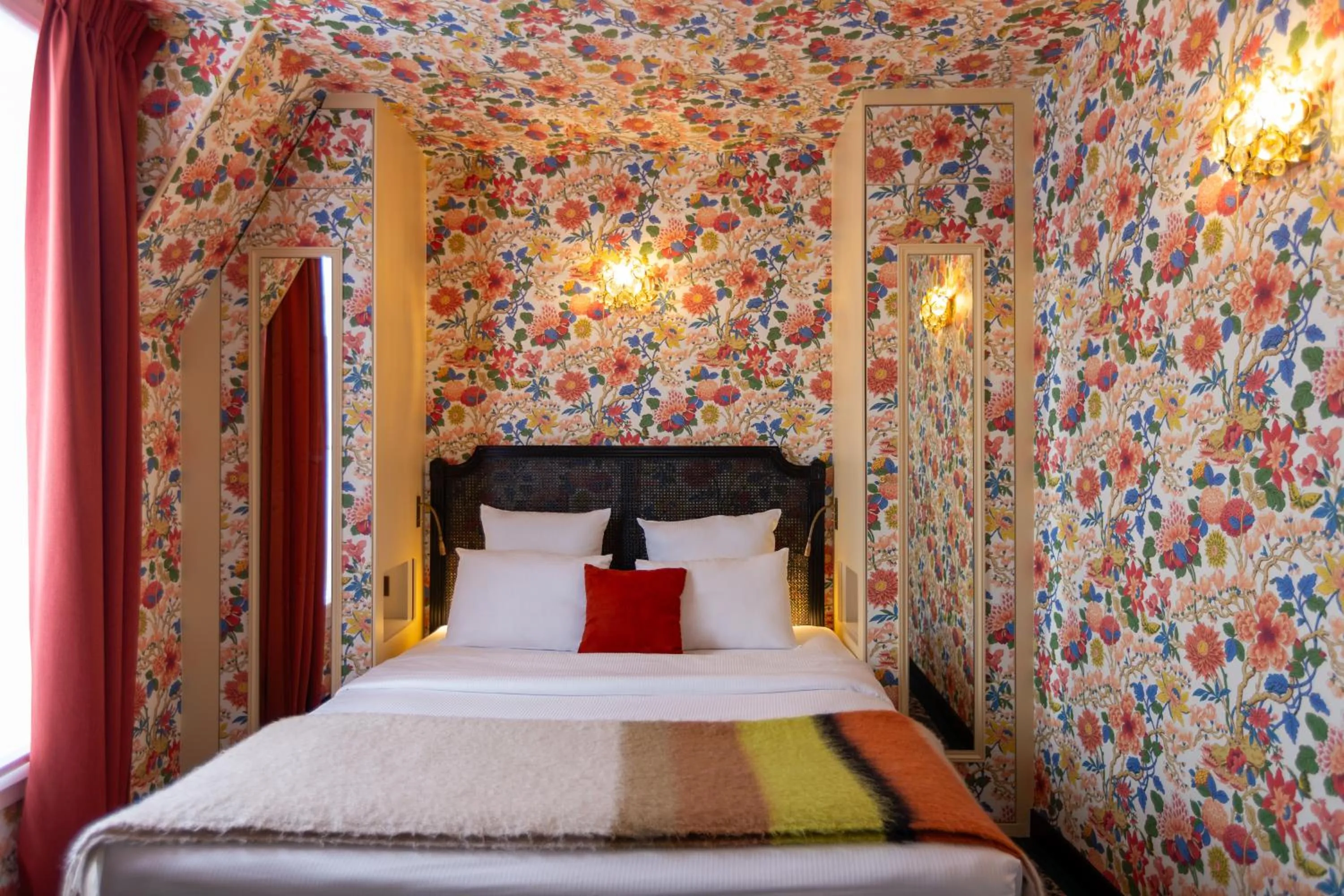 Bed in Hôtel Gabriel Paris