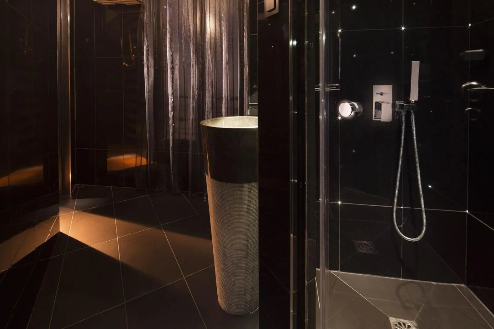 Shower in Hôtel Gabriel Paris