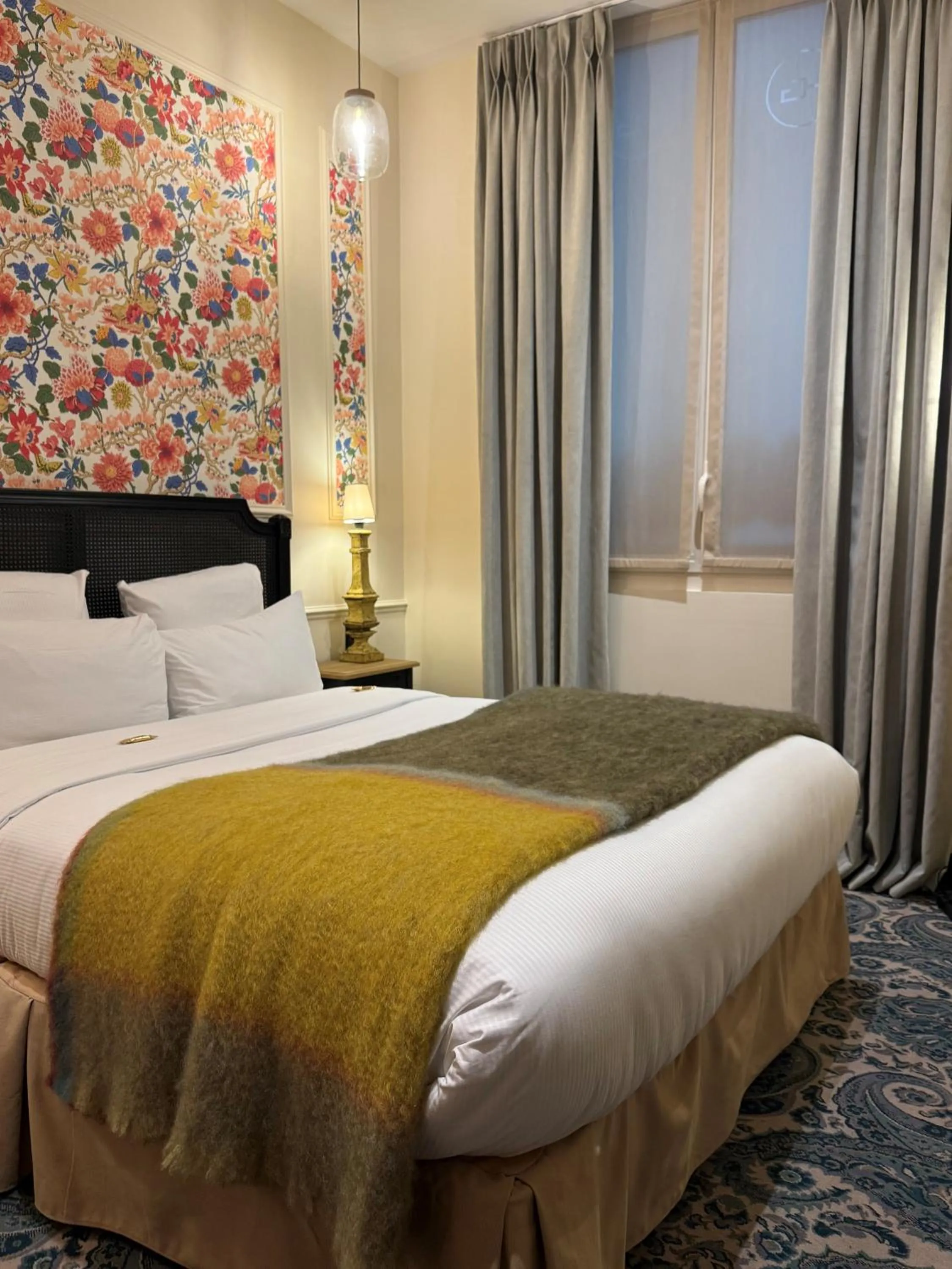 Bed in Hôtel Gabriel Paris