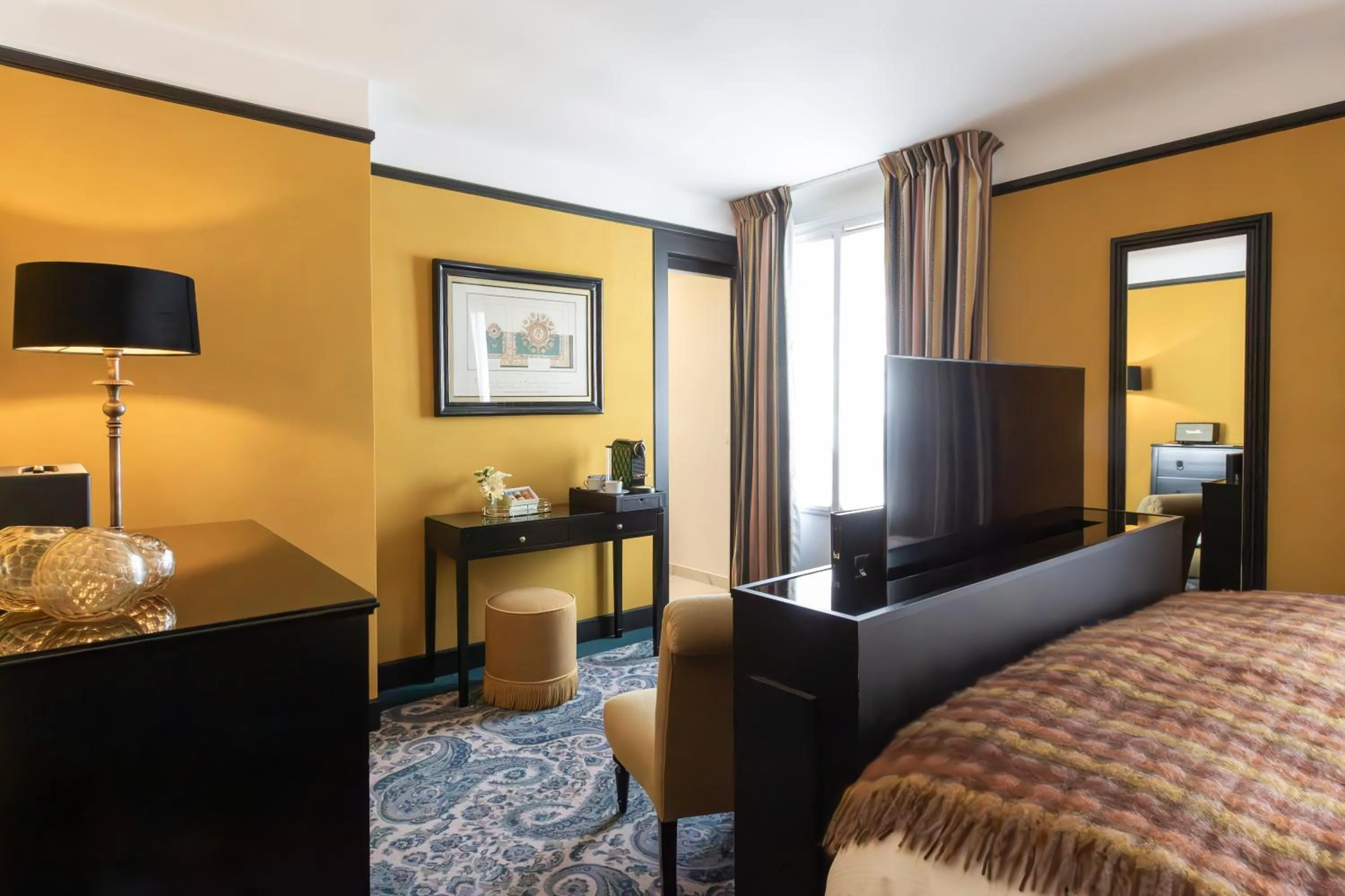 TV and multimedia, Bed in Hôtel Gabriel Paris