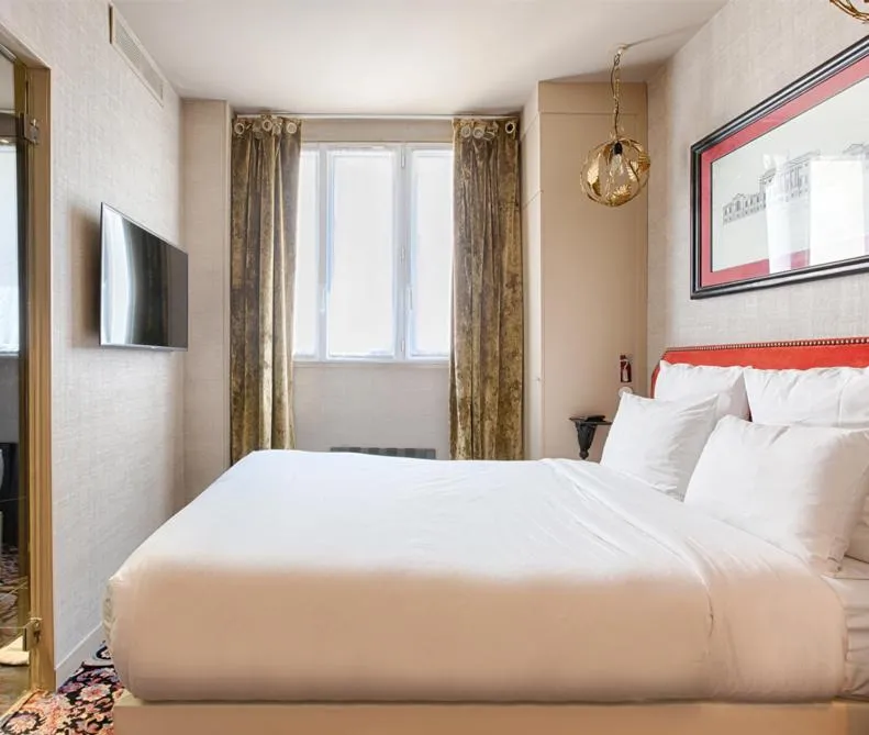 Bedroom, Bed in Hôtel Gabriel Paris