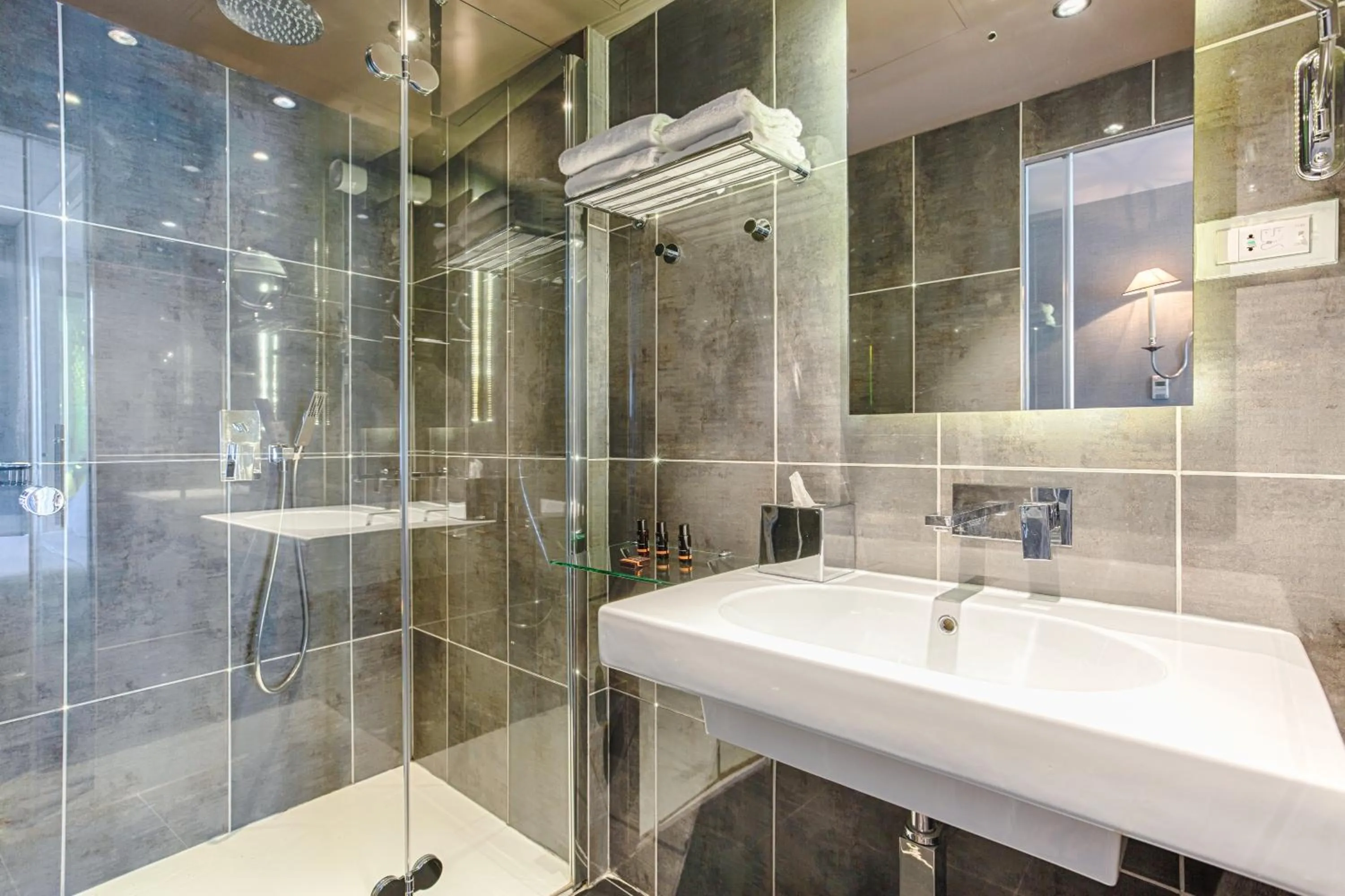 Bathroom in Hôtel Gabriel Paris