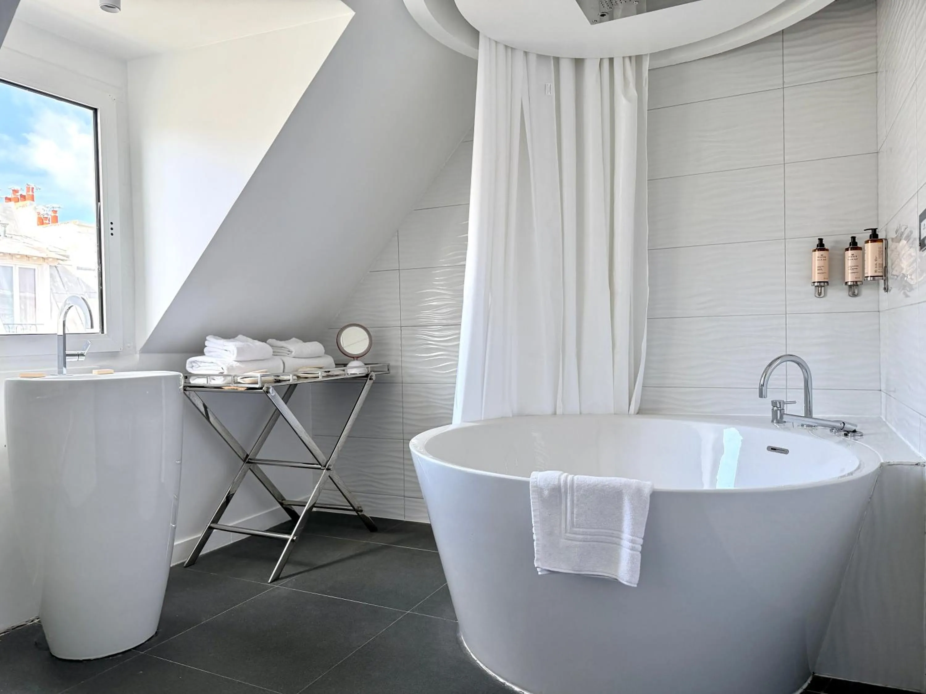 Bathroom in New Hotel République