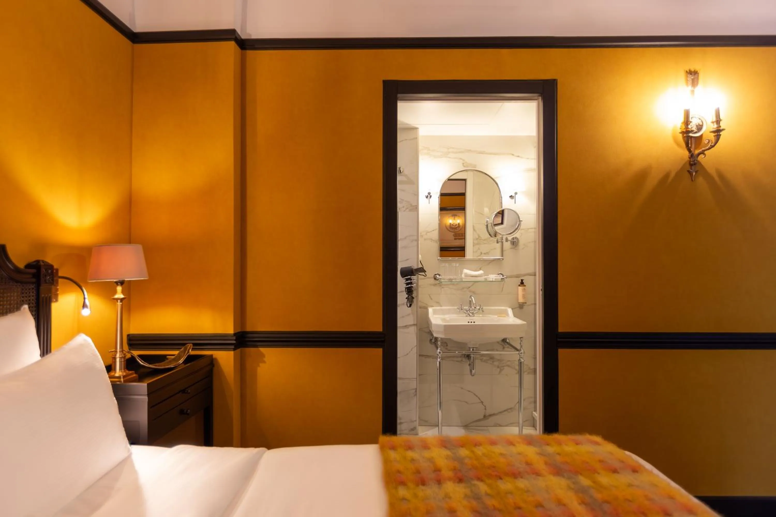 Bathroom, Bed in Hôtel Gabriel Paris