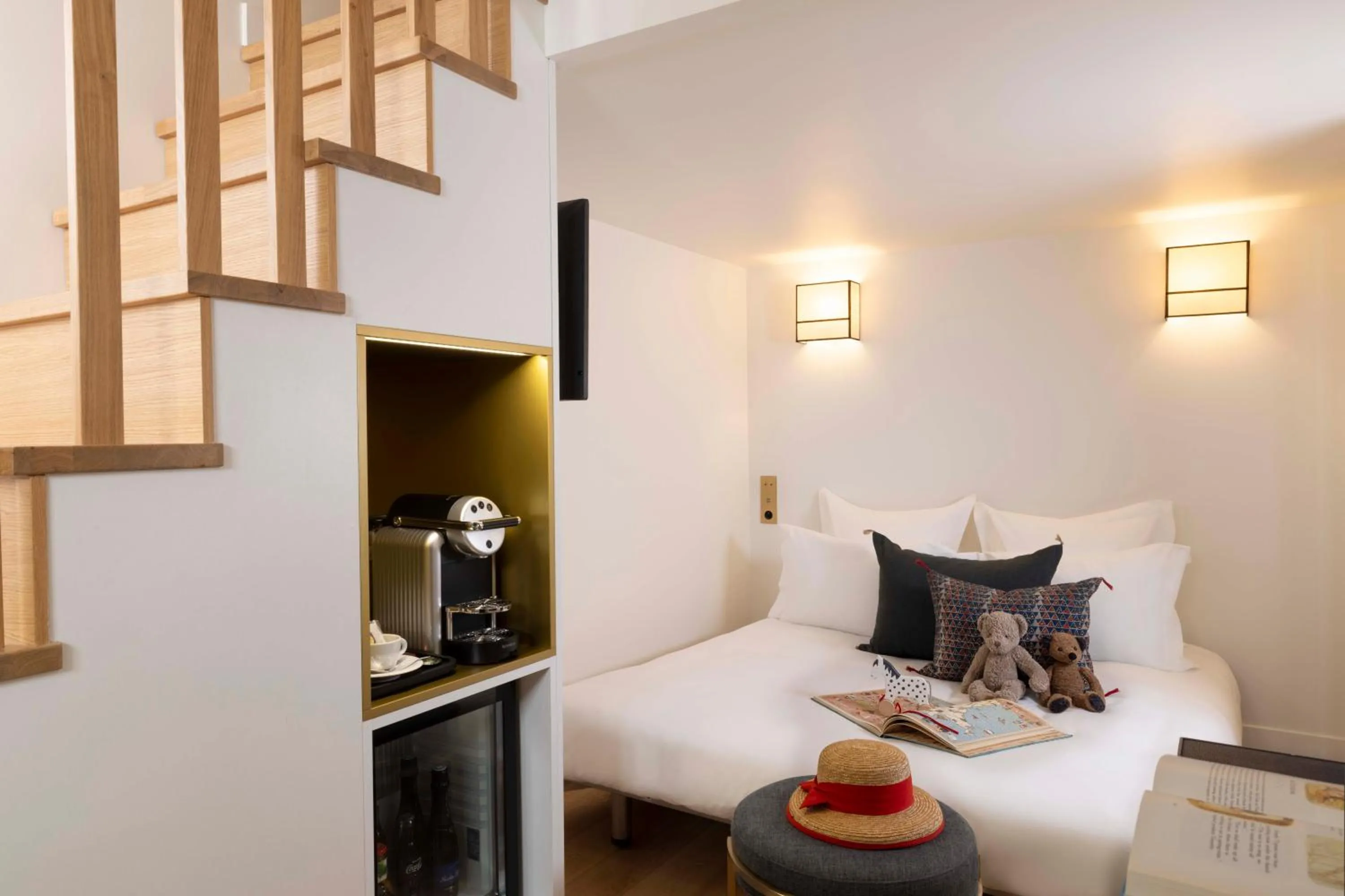 Seating area, Bed in Le 5 Particulier