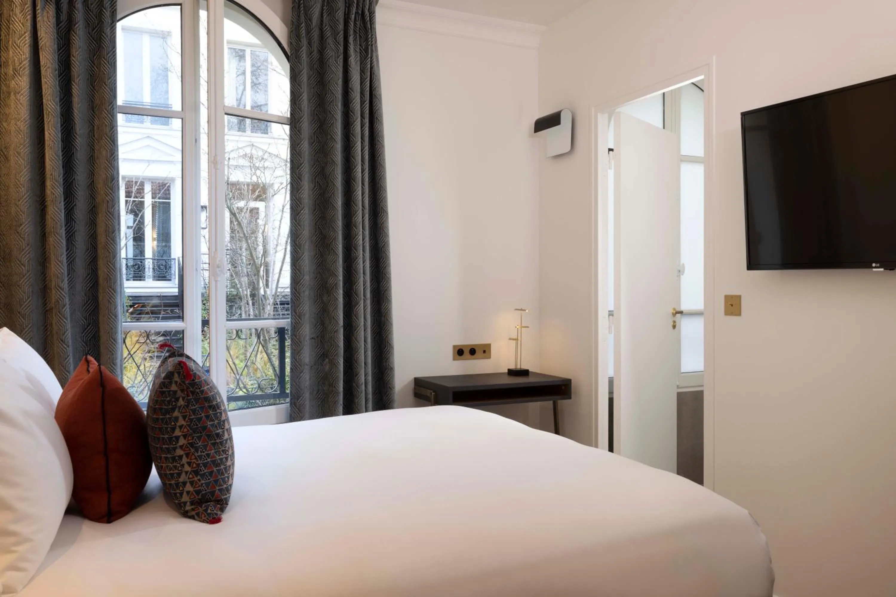 Photo of the whole room, Bed in Le 5 Particulier