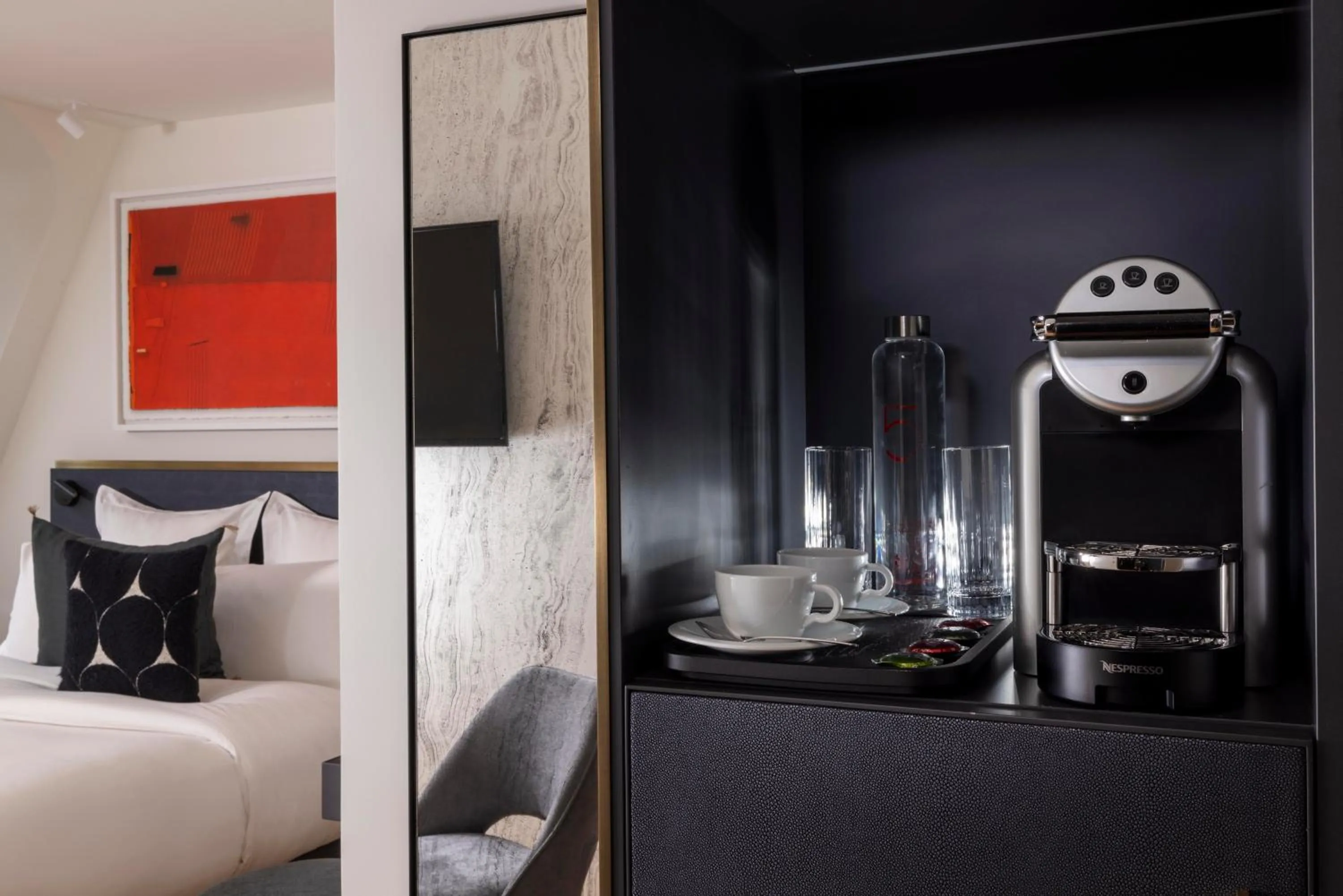 Seating area, Bed in Le 5 Particulier