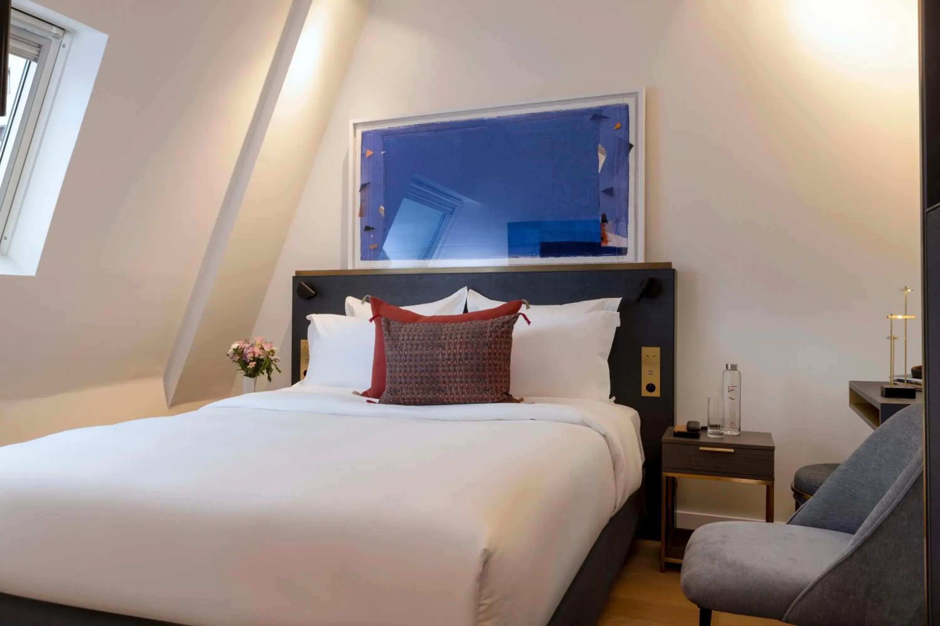 Photo of the whole room, Bed in Le 5 Particulier Photo of the whole room, Bed in Le 5 Particulier